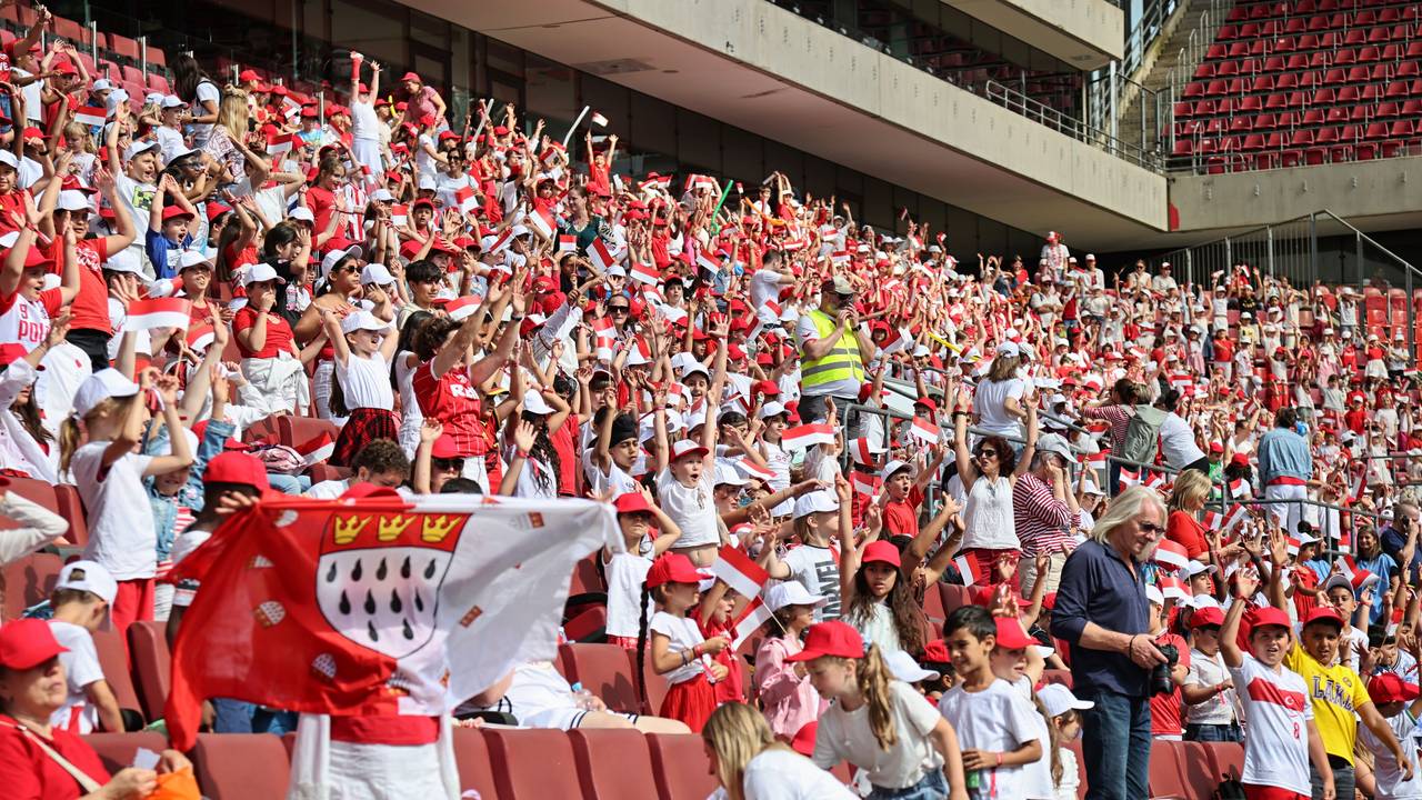 Kinder auf den Tribünen im Rhein-Energie-Stadion.