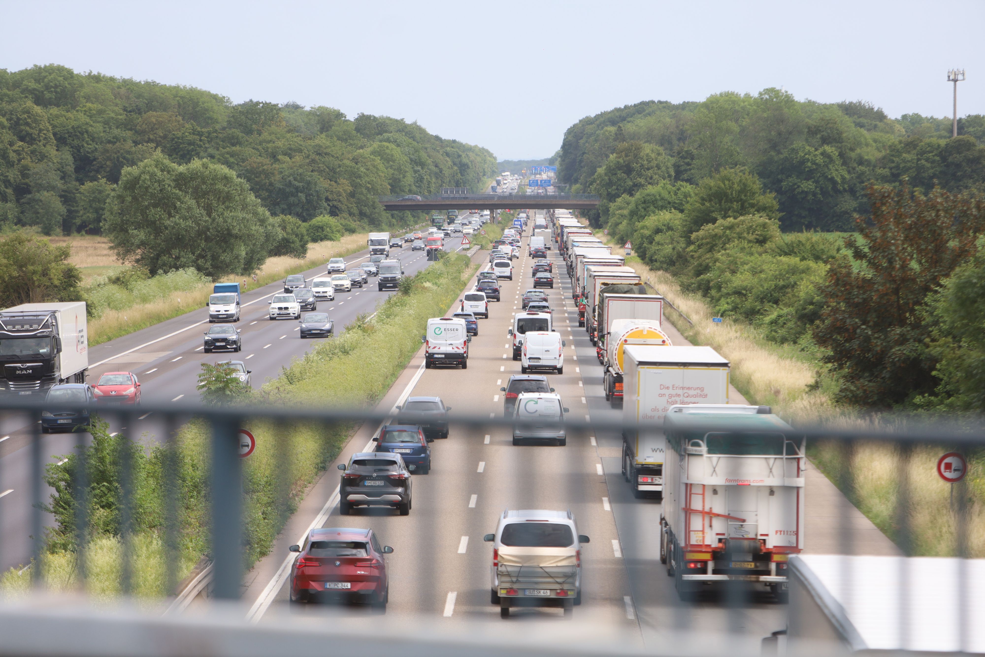 Die Situation auf der Bundesautobahn A4 zwischen dem Kreuz Köln-West und der AS Klettenberg in Fahrtrichtung Süden. Seitdem die Autobahnbrücke Eifeltor für schwere LKW über 7,5 Tonnen gesperrt wurde, kommt es hier zu langen Rückstaus von Lastkraftwagen.