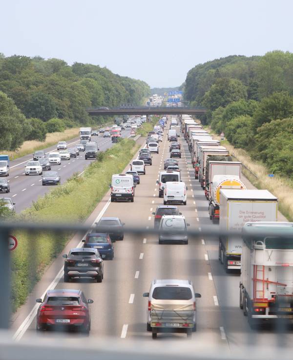 Die Situation auf der Bundesautobahn A4 zwischen dem Kreuz Köln-West und der AS Klettenberg in Fahrtrichtung Süden. Seitdem die Autobahnbrücke Eifeltor für schwere LKW über 7,5 Tonnen gesperrt wurde, kommt es hier zu langen Rückstaus von Lastkraftwagen.