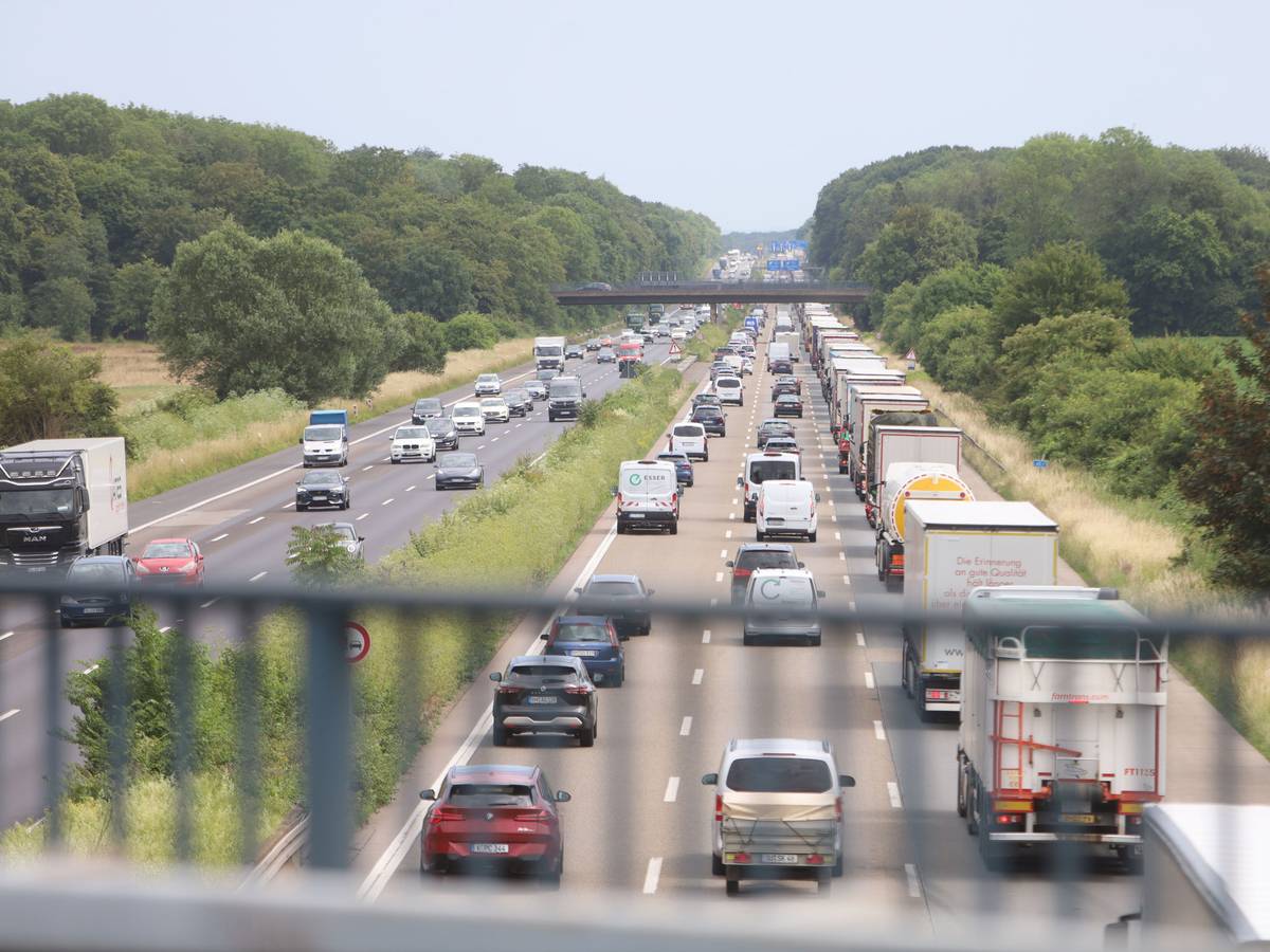 Die Situation auf der Bundesautobahn A4 zwischen dem Kreuz Köln-West und der AS Klettenberg in Fahrtrichtung Süden. Seitdem die Autobahnbrücke Eifeltor für schwere LKW über 7,5 Tonnen gesperrt wurde, kommt es hier zu langen Rückstaus von Lastkraftwagen.