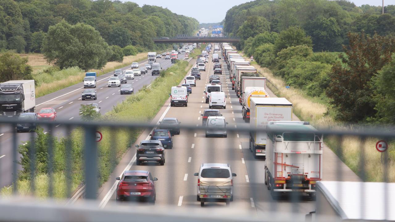 Die Situation auf der Bundesautobahn A4 zwischen dem Kreuz Köln-West und der AS Klettenberg in Fahrtrichtung Süden. Seitdem die Autobahnbrücke Eifeltor für schwere LKW über 7,5 Tonnen gesperrt wurde, kommt es hier zu langen Rückstaus von Lastkraftwagen.