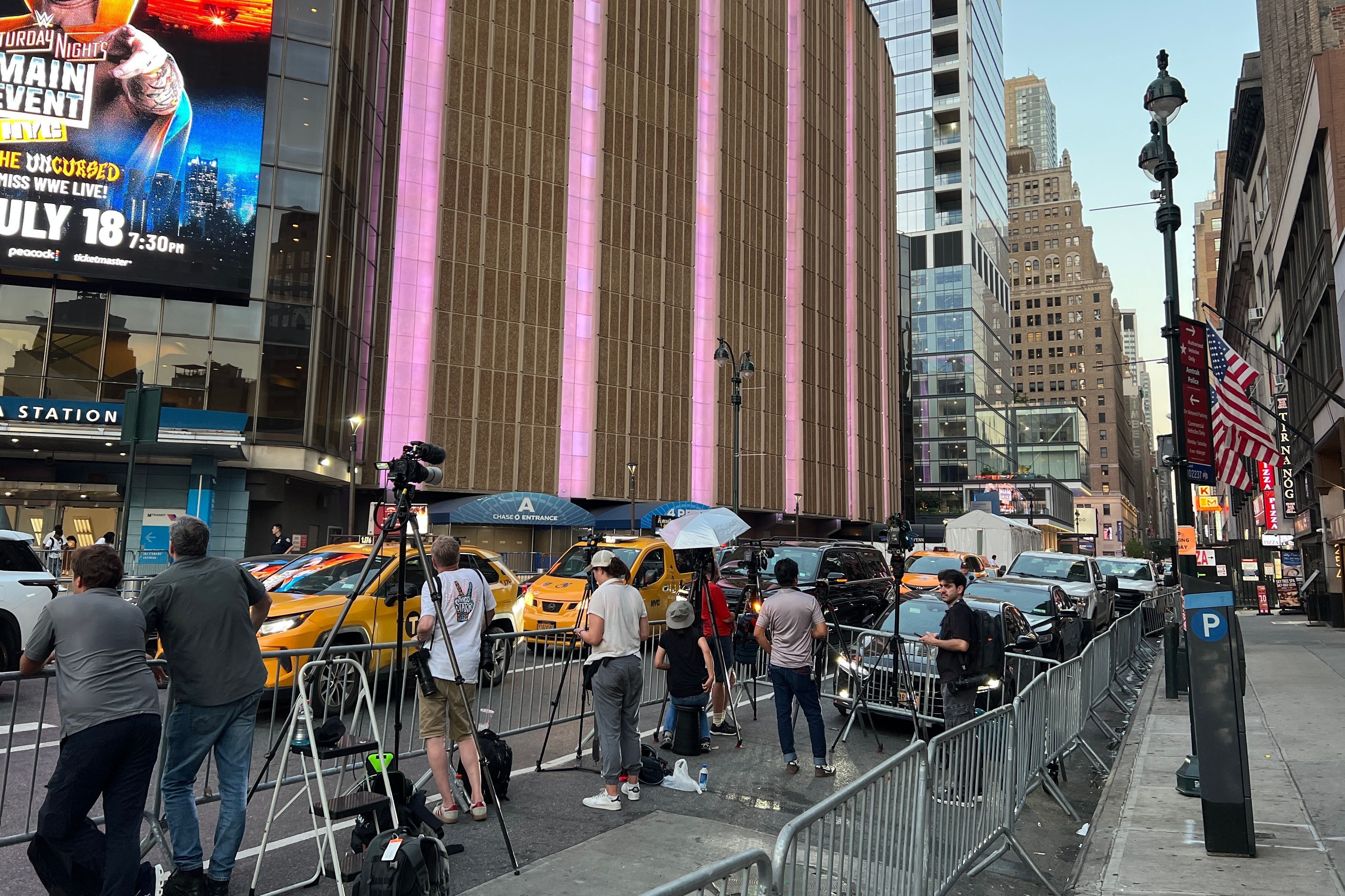 Journalisten stehen am Madison Square Garden. Die Hochzeitsfeierlichkeiten von Popstar Taylor Swift und Football-Profi Travis Kelce haben übereinstimmenden US-Medienberichten zufolge begonnen.