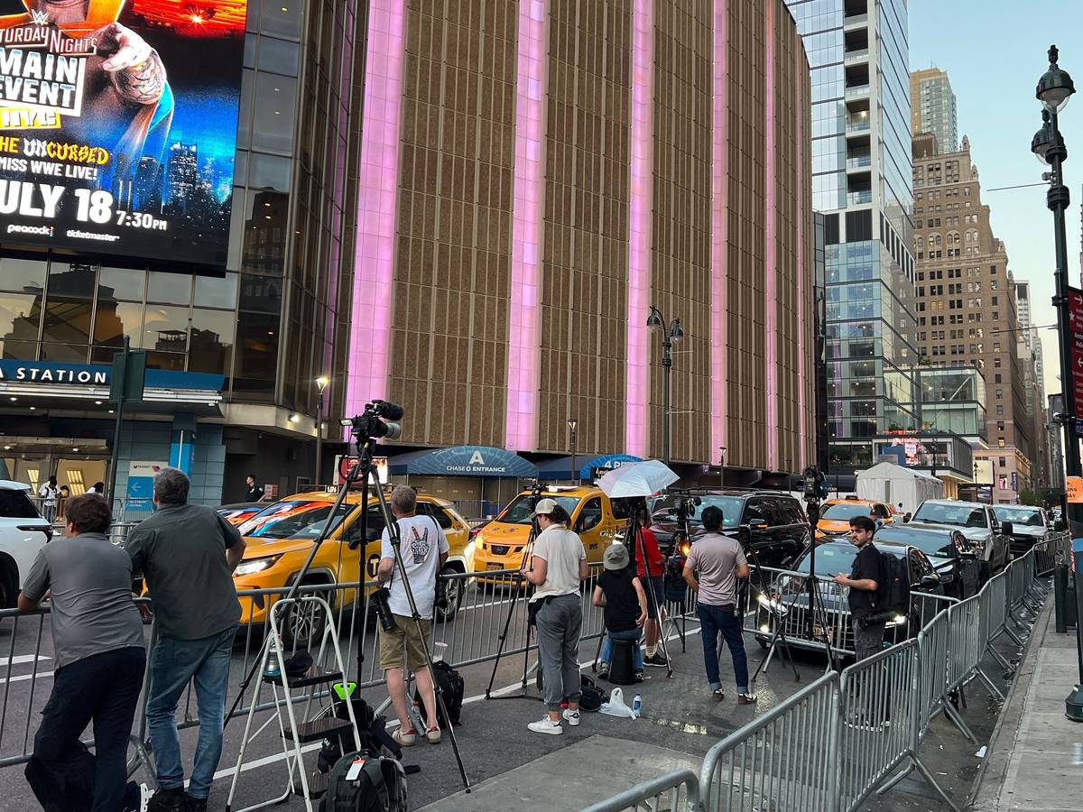 Journalisten stehen am Madison Square Garden. Die Hochzeitsfeierlichkeiten von Popstar Taylor Swift und Football-Profi Travis Kelce haben übereinstimmenden US-Medienberichten zufolge begonnen.