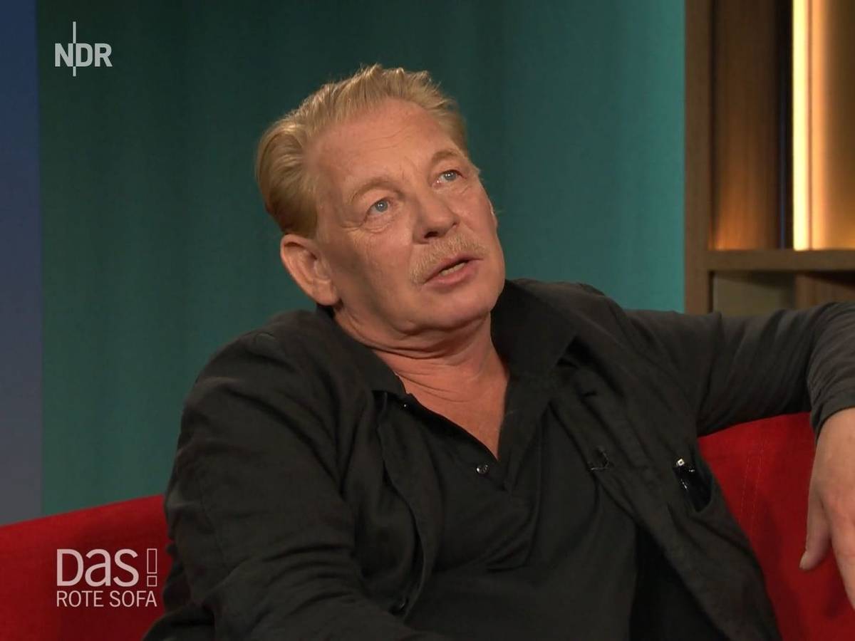 Ben Becker sprach bei „DAS! Rote Sofa“ offen über den Tod seiner Eltern. (Bild: NDR / Screenshot ARD Mediathek)