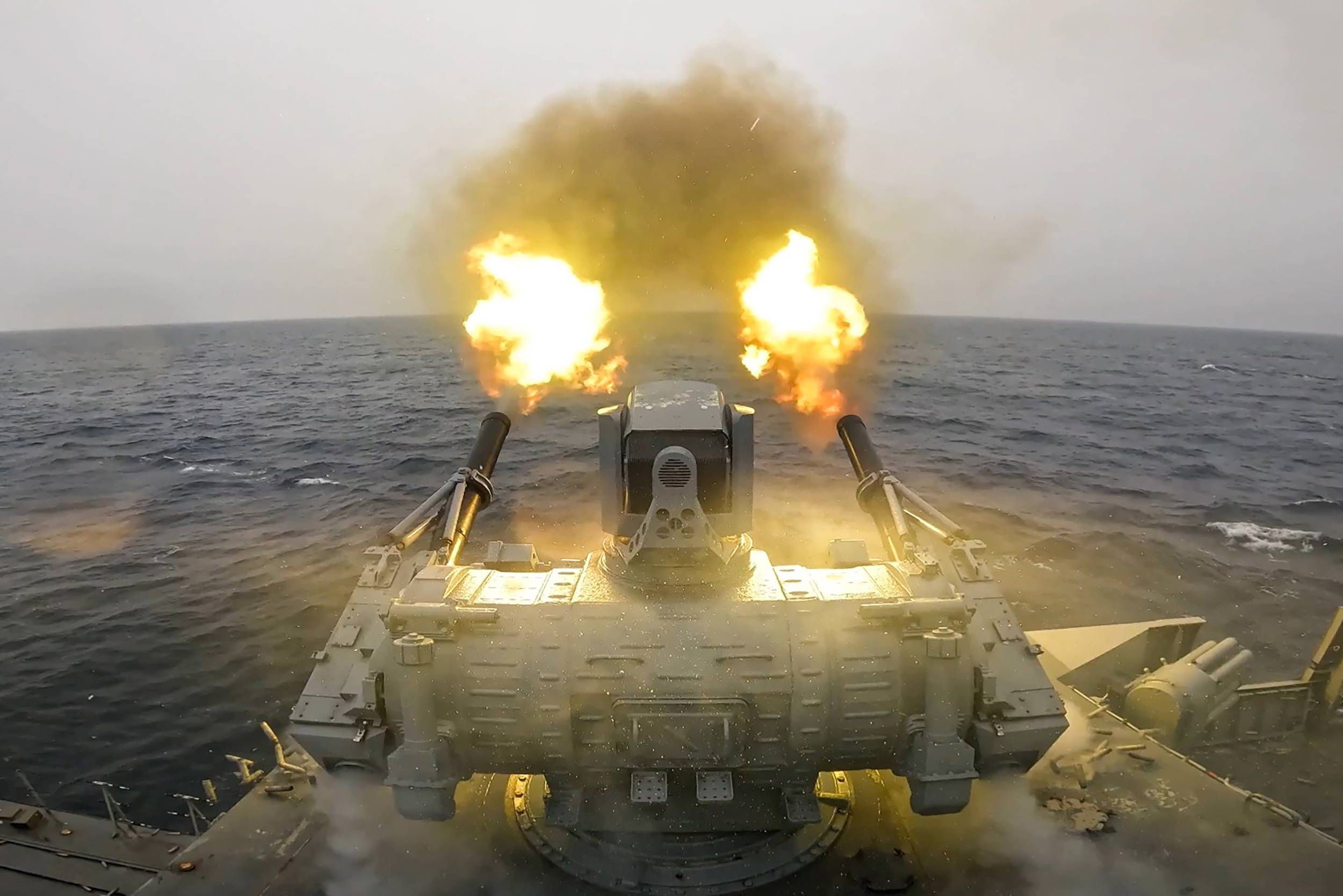 Ein russisches Kriegsschiff bei einem Manöver im Gewässer vor Severomorsk (Symbolfoto)