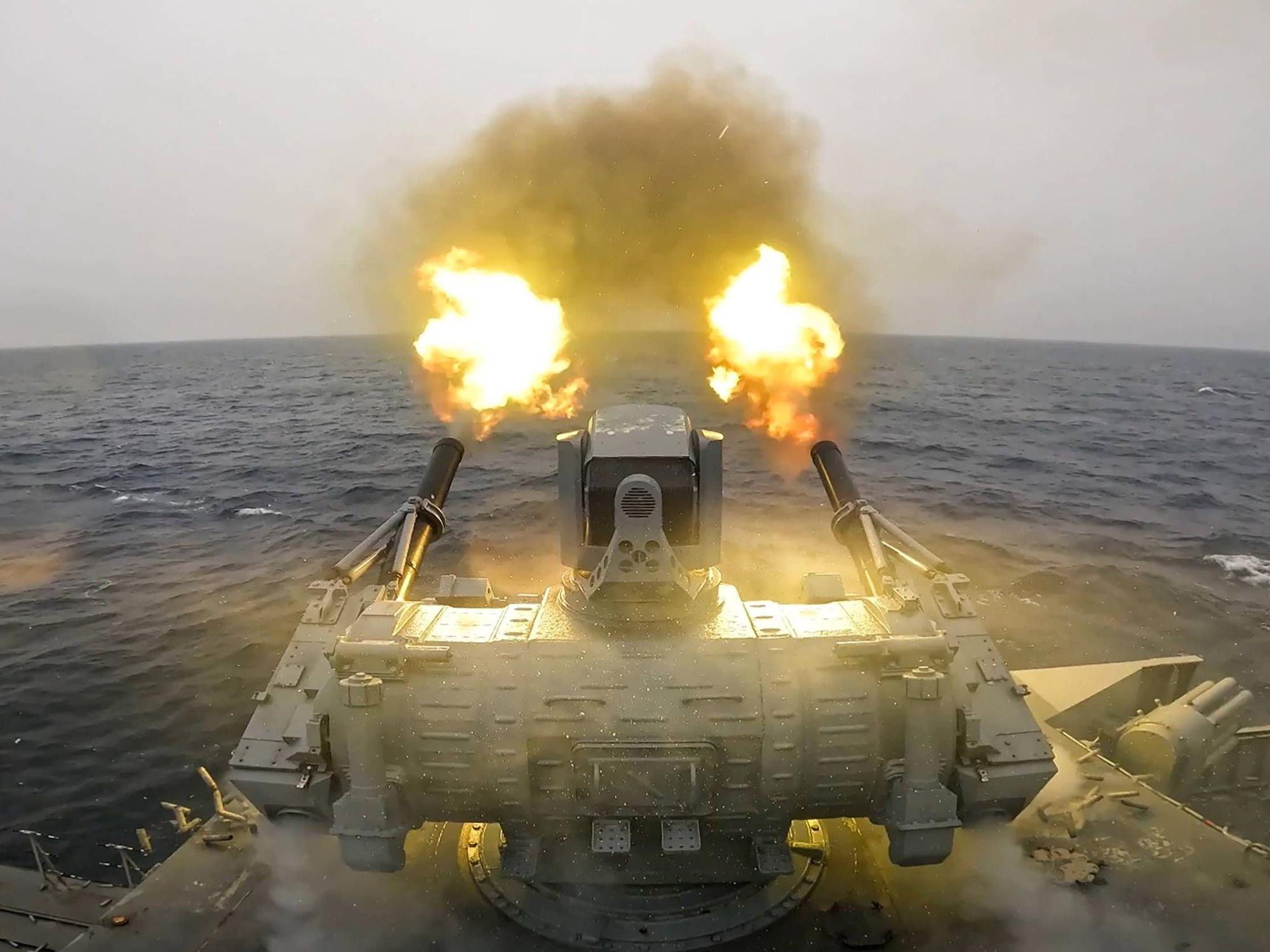 Ein russisches Kriegsschiff bei einem Manöver im Gewässer vor Severomorsk (Symbolfoto)