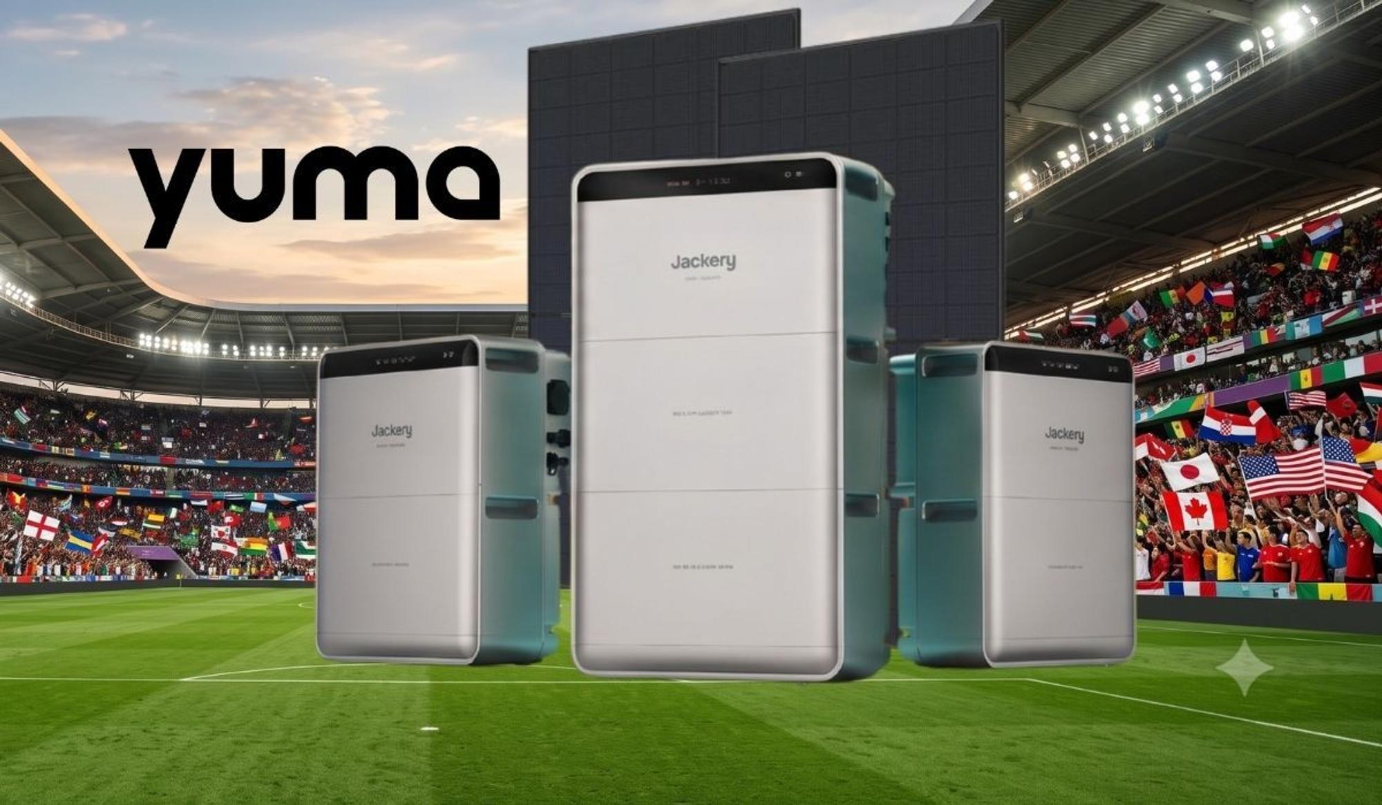 Drei Heimspeicher-Geräte von Anker Solix, EcoFlow und Jackery vor zwei schwarzen Solarmodulen vor einem vollbesetzten Fußballstadion mit Zuschauern und vielen internationalen Flaggen im Hintergrund.