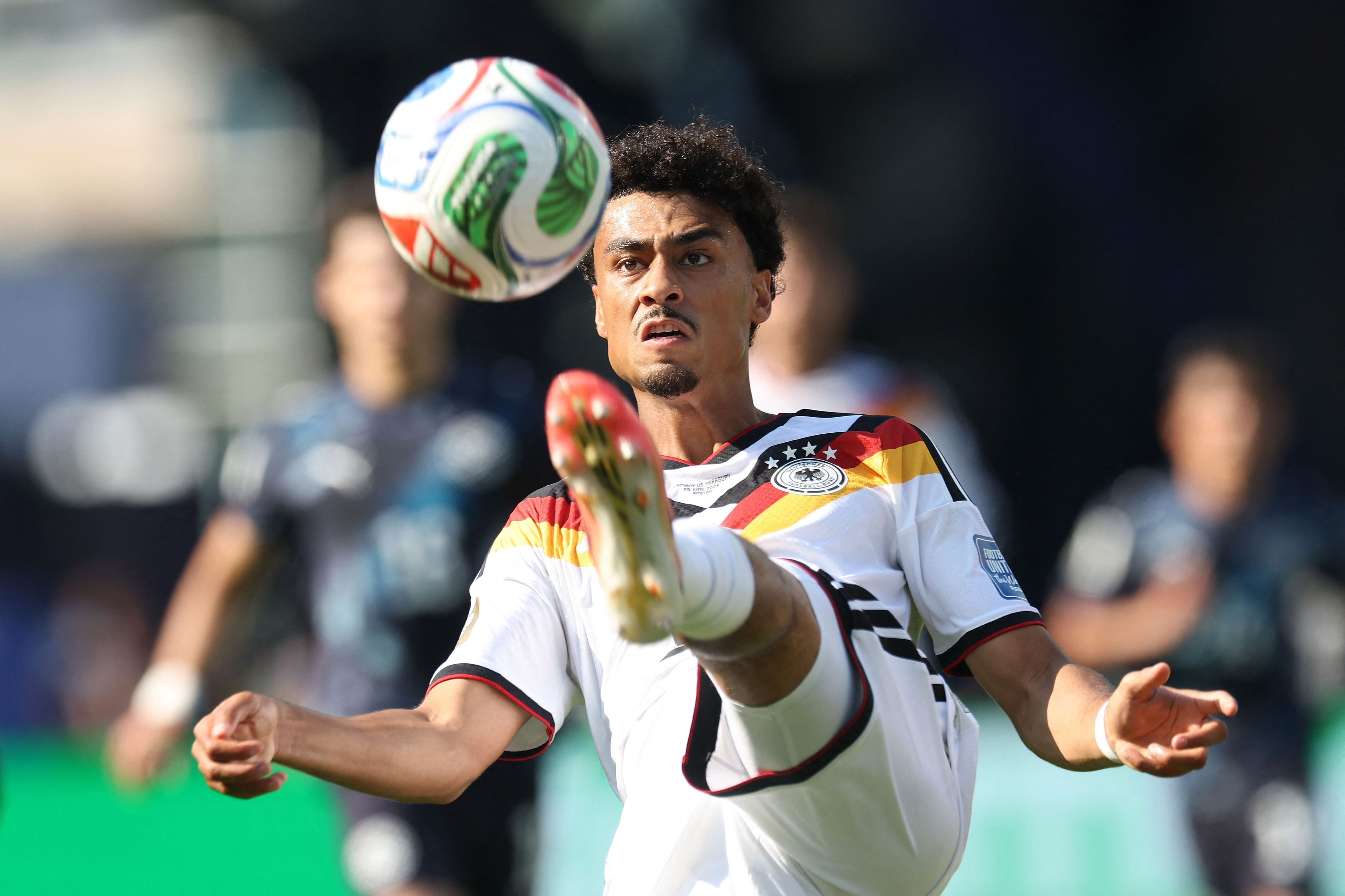 Deutschland-Linksverteidiger Nathaniel Brown am Ball.