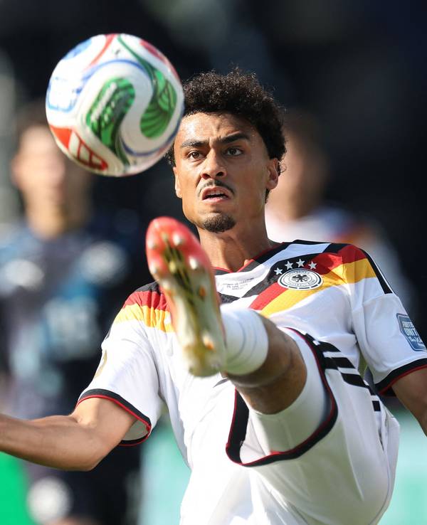 Deutschland-Linksverteidiger Nathaniel Brown am Ball.