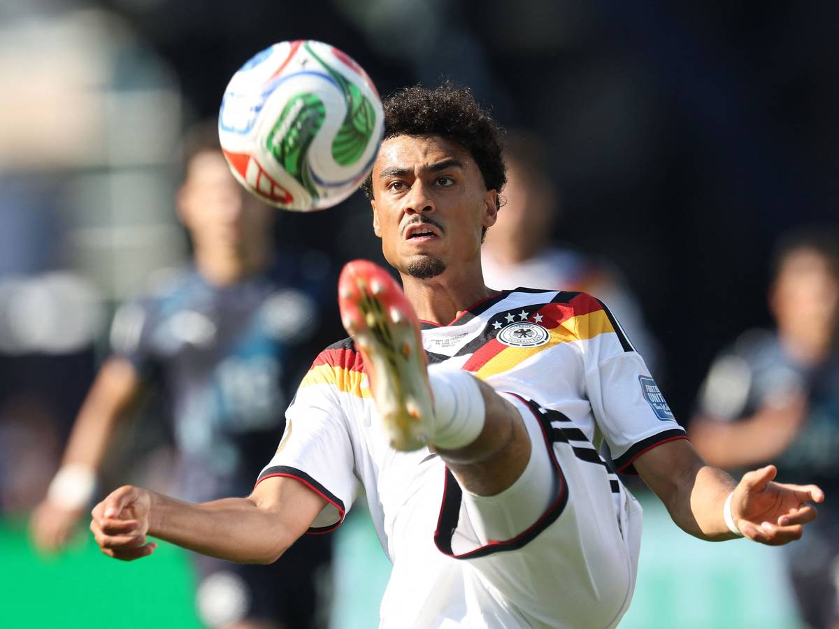 Deutschland-Linksverteidiger Nathaniel Brown am Ball.