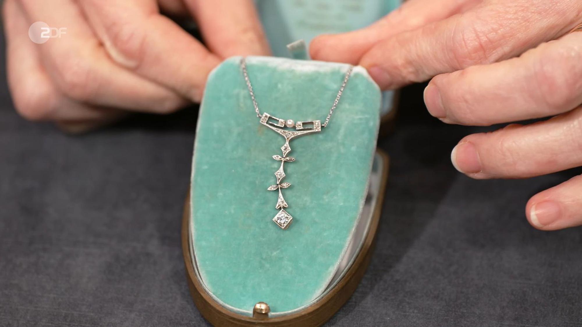 Das Collier mit Diamanten und einer Perle des Magdeburger Hoflieferanten Robert Lucke aus der Zeit um 1910 wurde auf 1.000 Euro geschätzt. Susanne Steiger bekam bei 1.100 Euro den Zuschlag.
(Bild: ZDF)