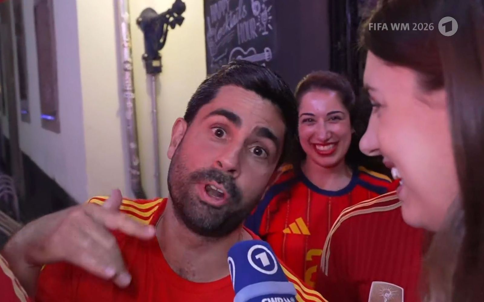 Ein Spanien-Fan drängt sich bei der ARD-Schalte in Köln in den Vordergrund. (Bild: ARD)