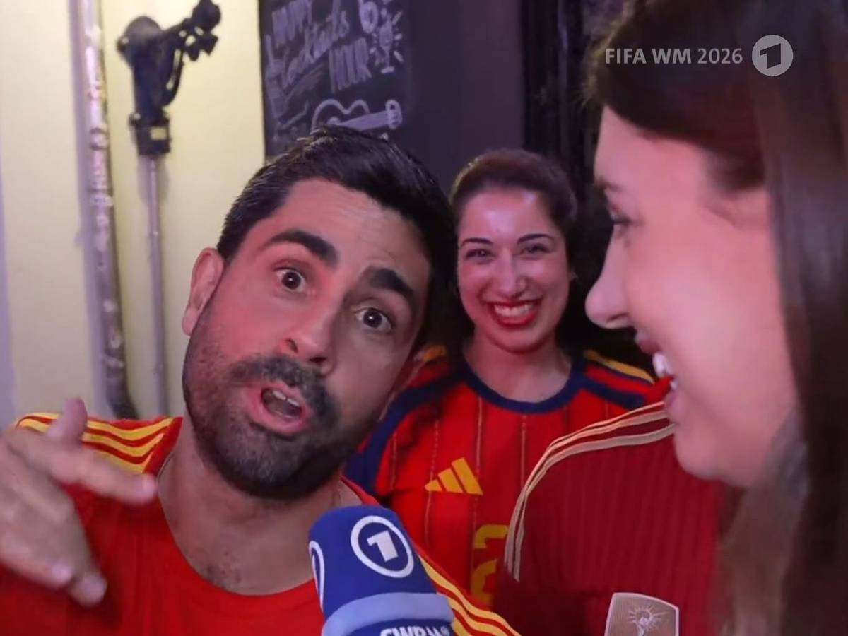 Ein Spanien-Fan drängt sich bei der ARD-Schalte in Köln in den Vordergrund. (Bild: ARD)