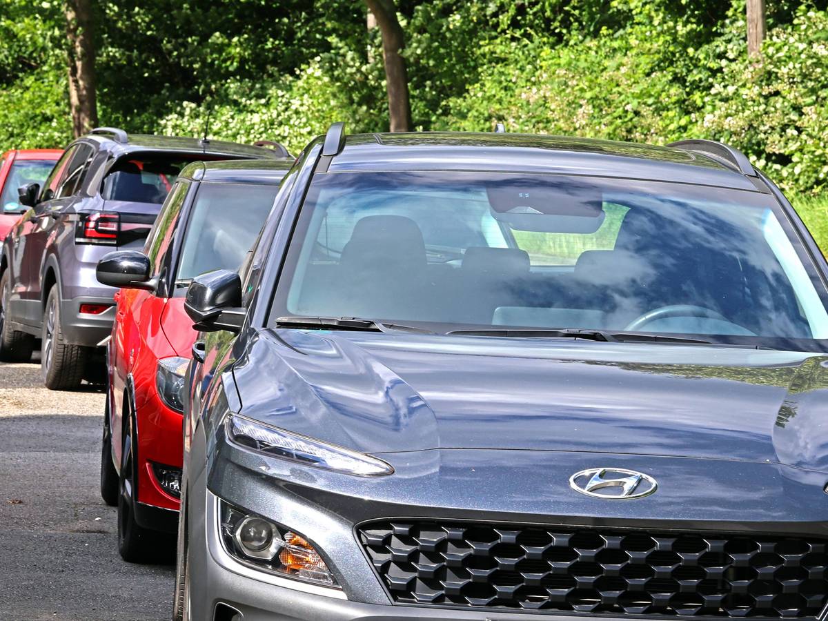 Autos parken hintereinander.