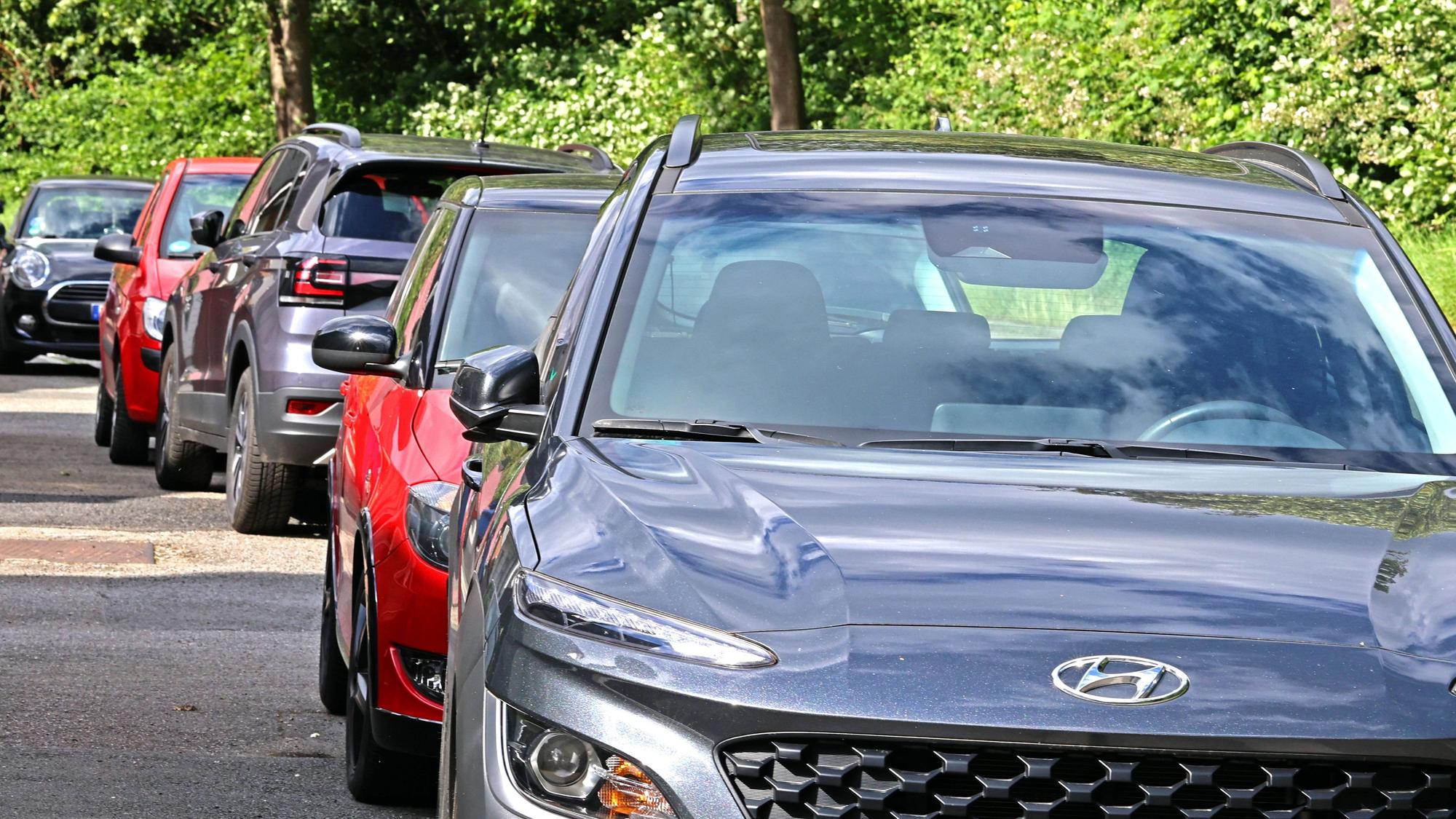 Autos parken hintereinander.
