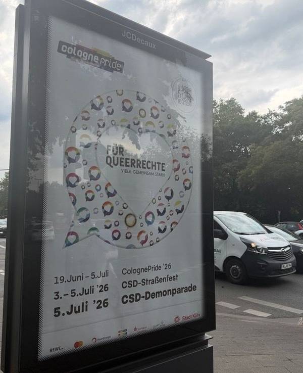 Auf dem CSD-Plakat wurde ein Patzer entdeckt, er sorgte für witzige Reaktionen im Netz. Hier ist das Plakat auf der Inneren Kanalstraße zu sehen.