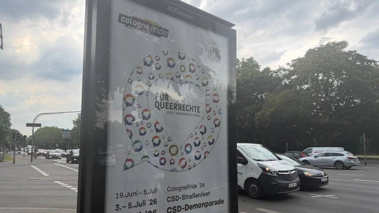 Auf dem CSD-Plakat wurde ein Patzer entdeckt, er sorgte für witzige Reaktionen im Netz. Hier ist das Plakat auf der Inneren Kanalstraße zu sehen.