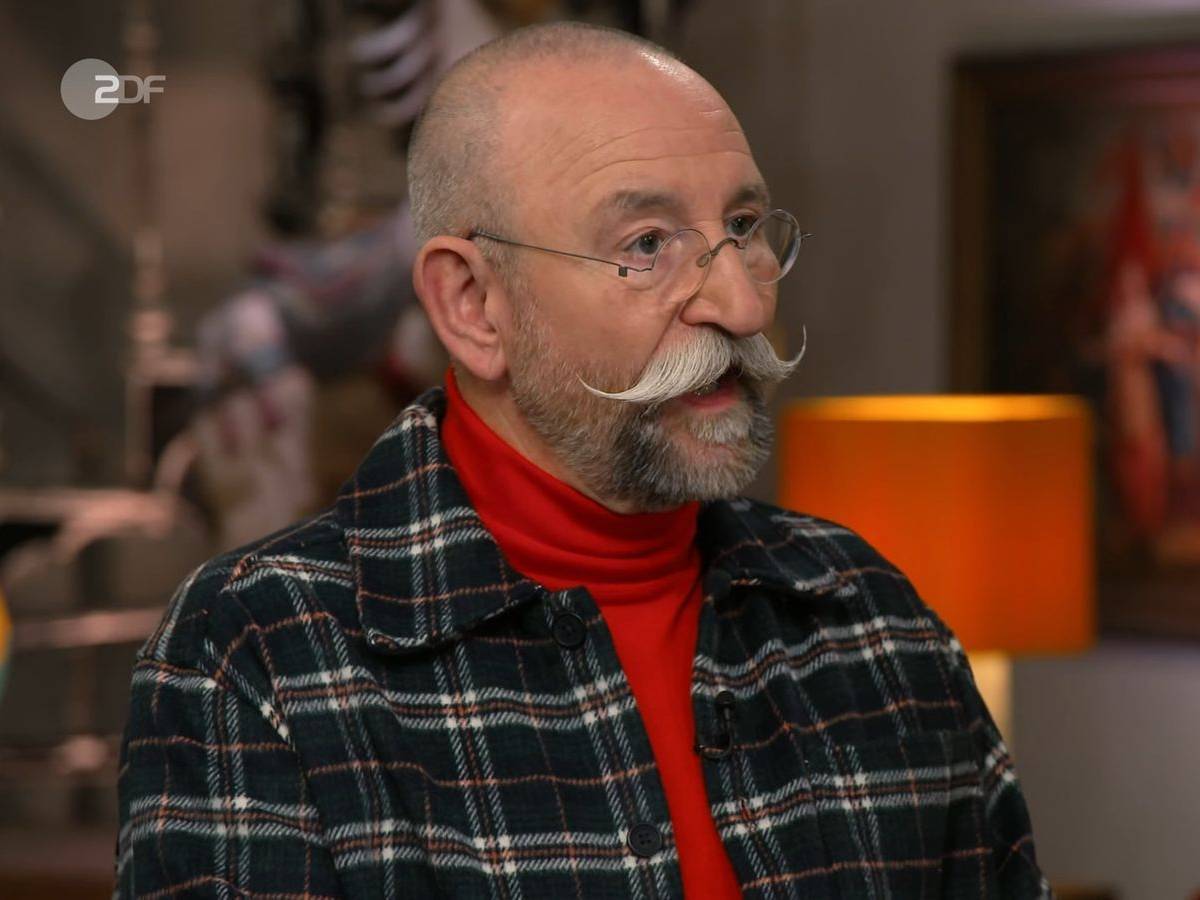 „Ich würde sagen, das ist Kunst“, fiel Horst Lichter zu der äußerst minimalistischen Bronzefigur ein. „Das muss Kunst sein“, grinste der „Bares für Rares“-Experte Colmar Schulte-Goltz wissend. (Bild: ZDF)