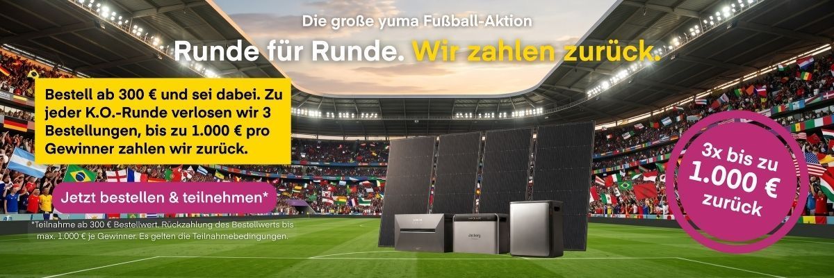 Grafik zur Yuma Fußball-Aktion mit Fußballstadion und Balkonkraftwerken im Hintergrund