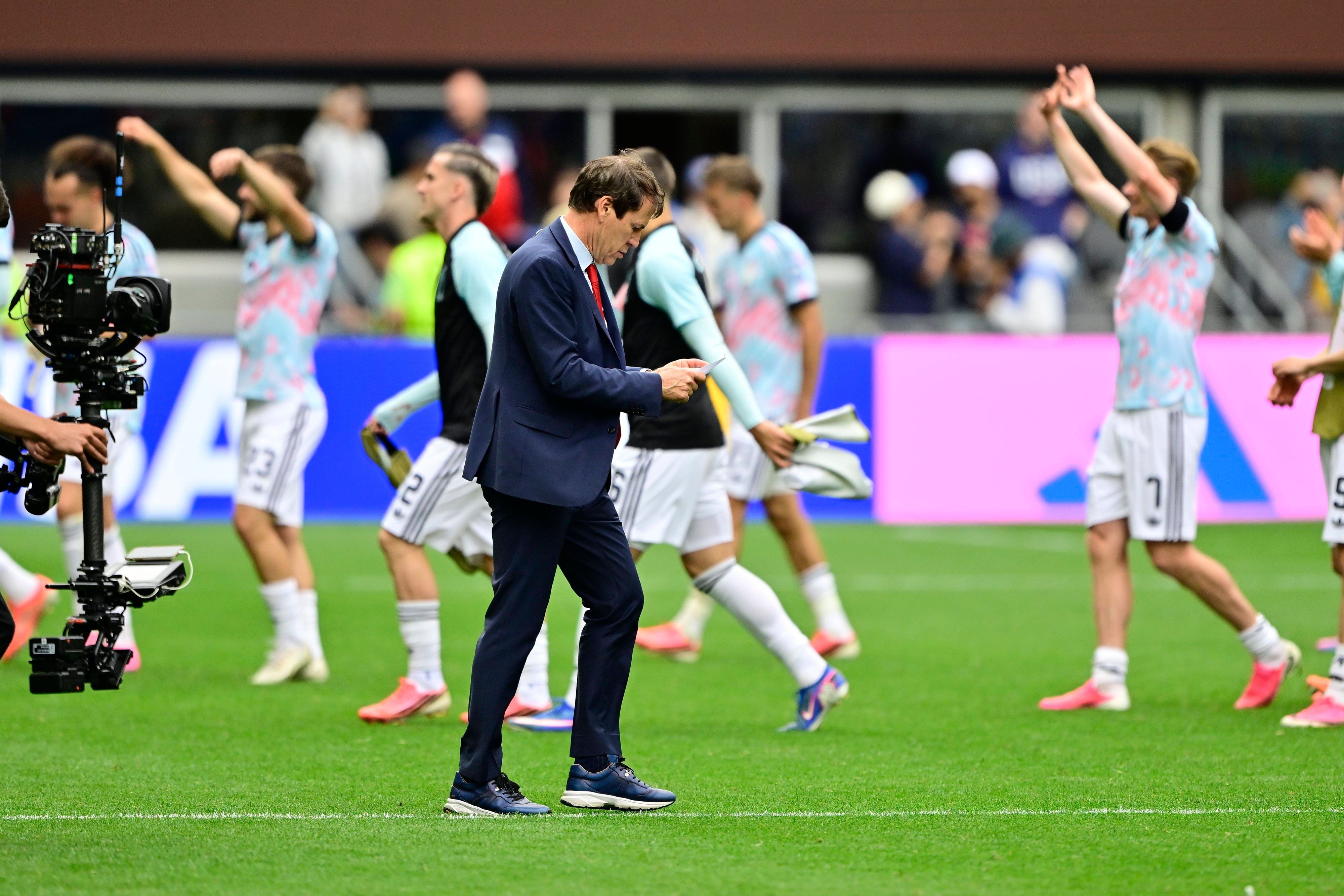 Trainer Rudi Garcia mit den belgischen Nationalspielern im Hintergrund.