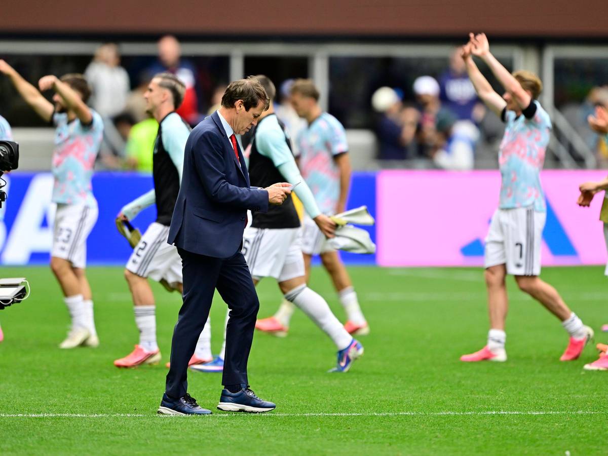 Trainer Rudi Garcia mit den belgischen Nationalspielern im Hintergrund.