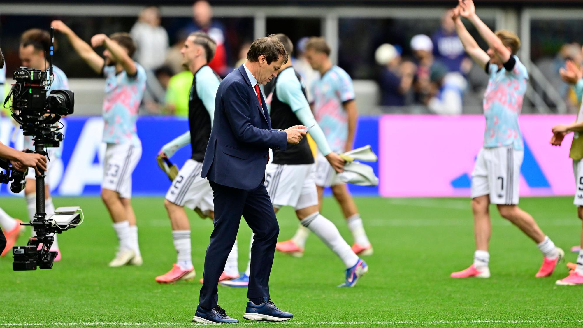Trainer Rudi Garcia mit den belgischen Nationalspielern im Hintergrund.