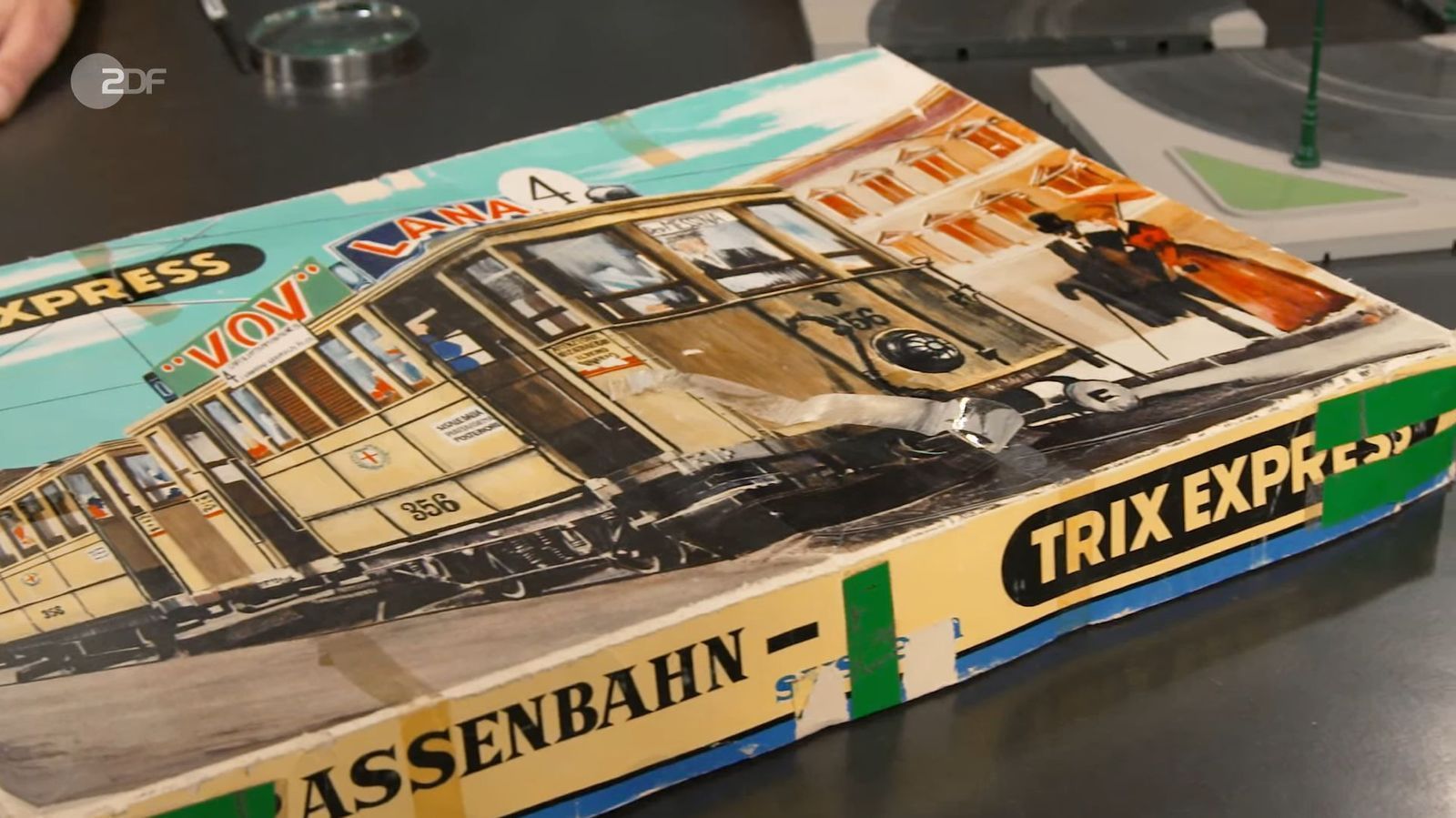 Die Trix Express Straßenbahn aus der Zeit zwischen 1960 und 1964 wurde auf 150 bis 200 Euro geschätzt. Wolfgang Pauritsch machte mit 150 Euro das höchste Gebot. 
 (Bild: ZDF)