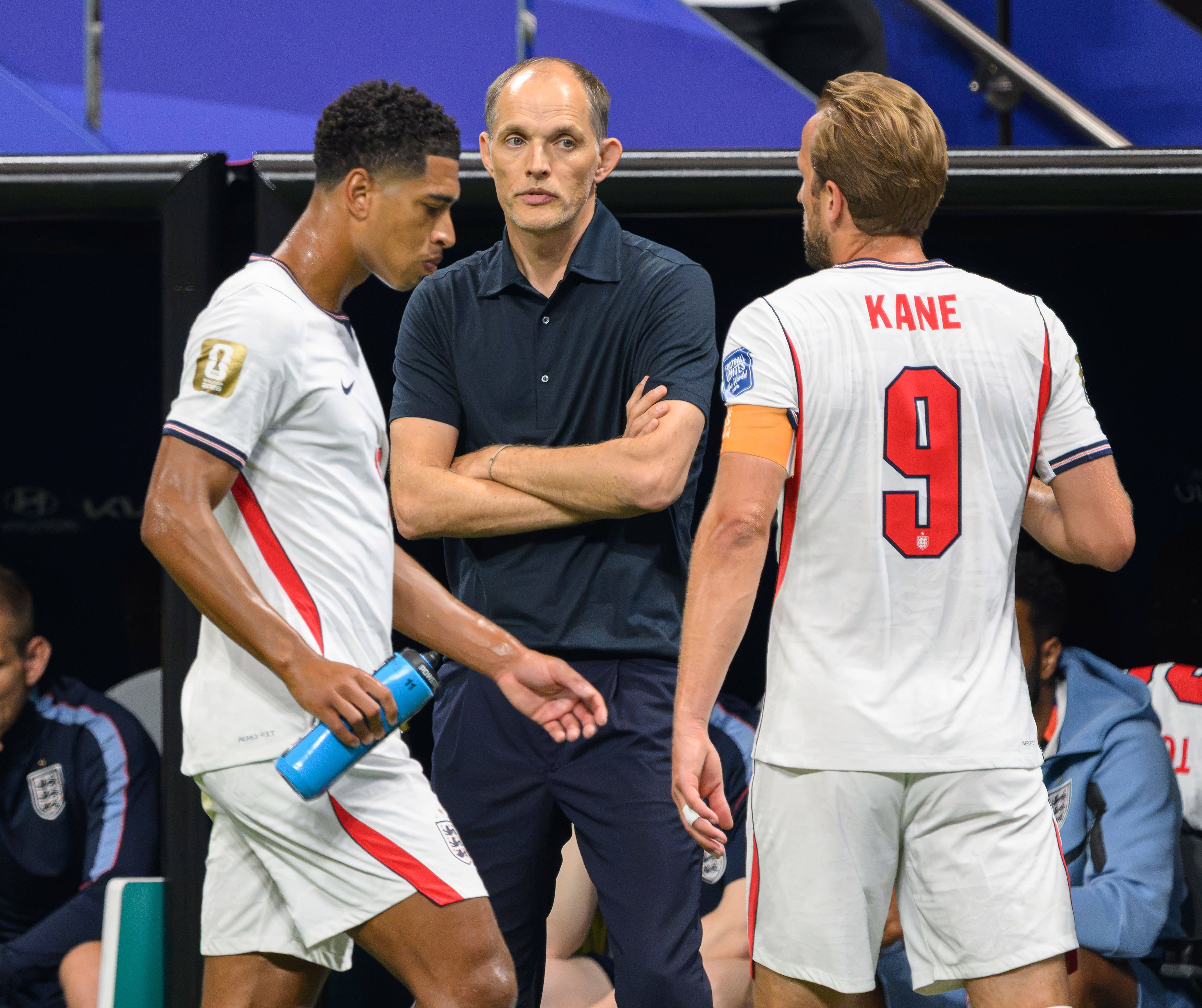 Jude Bellingham, Thomas Tuchel und Harry Kane während einer Trinkpause.