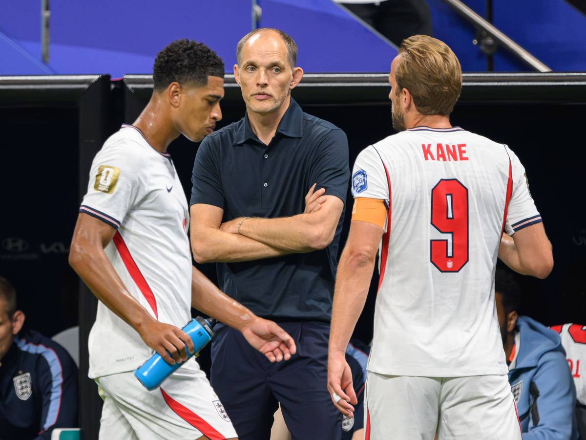 Jude Bellingham, Thomas Tuchel und Harry Kane während einer Trinkpause.