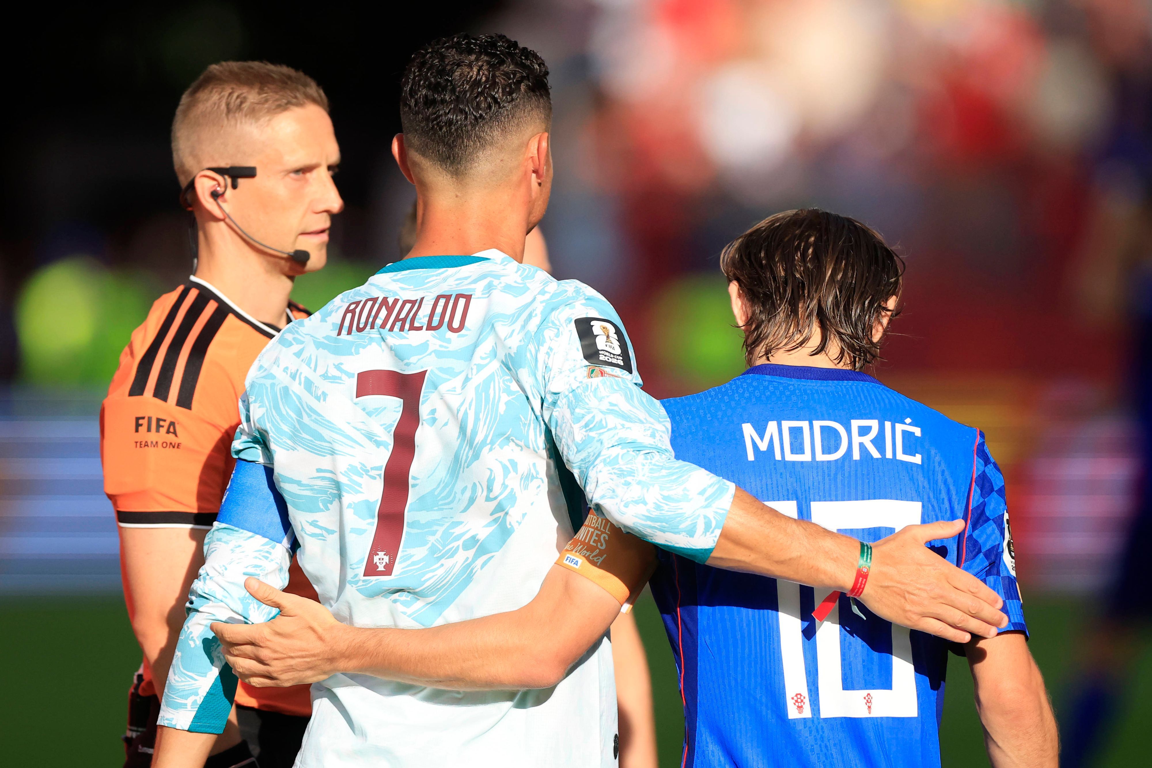 Cristiano Ronaldo und Luka Modric Arm in Arm.