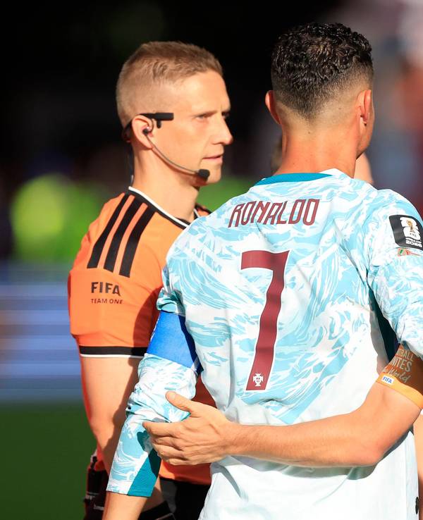 Cristiano Ronaldo und Luka Modric Arm in Arm.