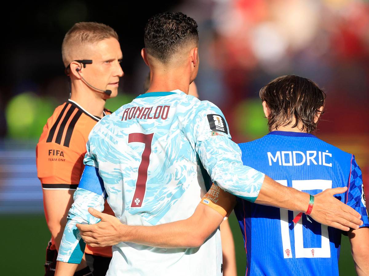 Cristiano Ronaldo und Luka Modric Arm in Arm.