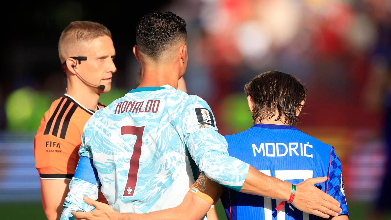 Cristiano Ronaldo und Luka Modric Arm in Arm.
