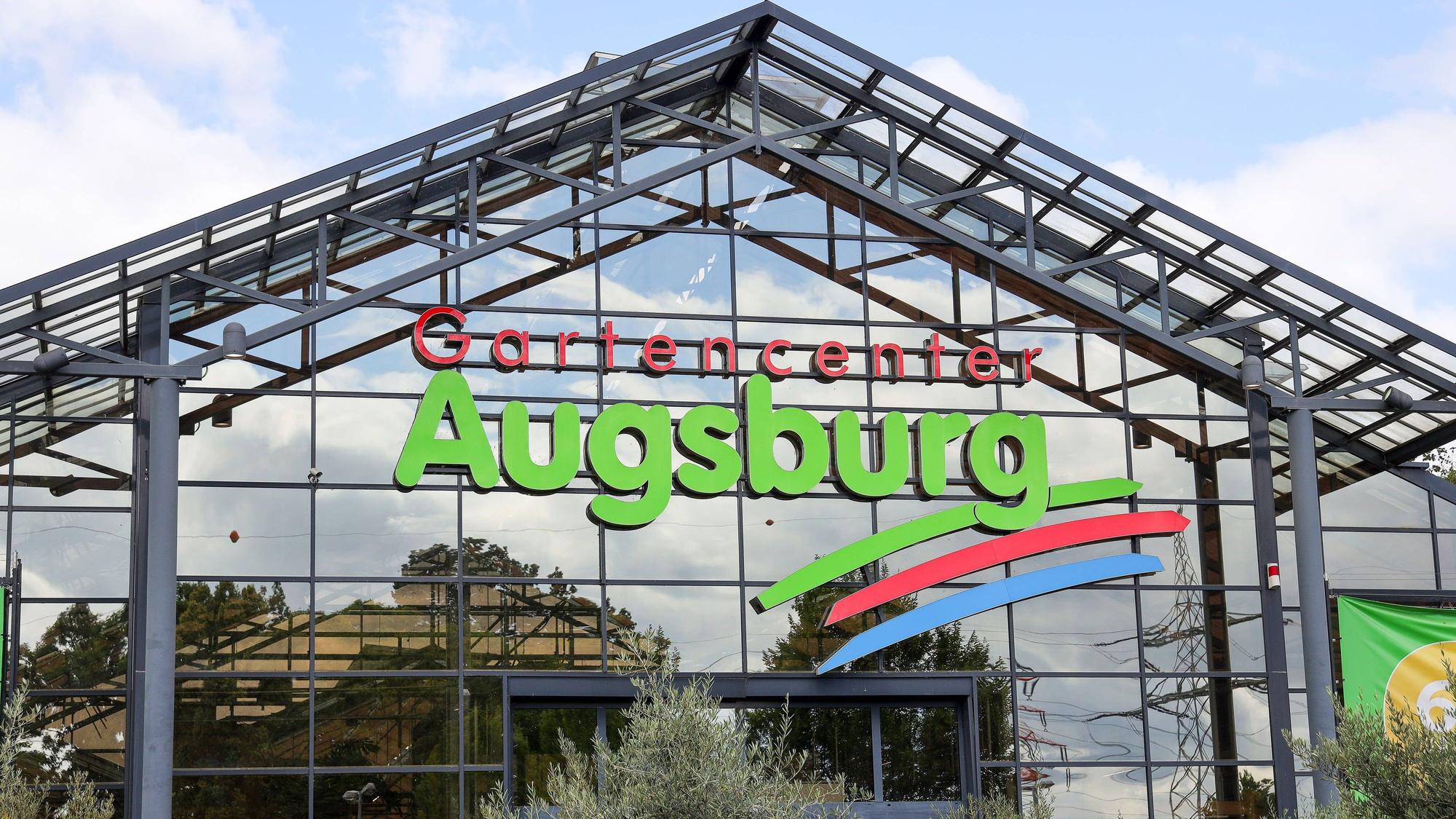 Glasgebäude mit Aufschrift in Rot und Grün