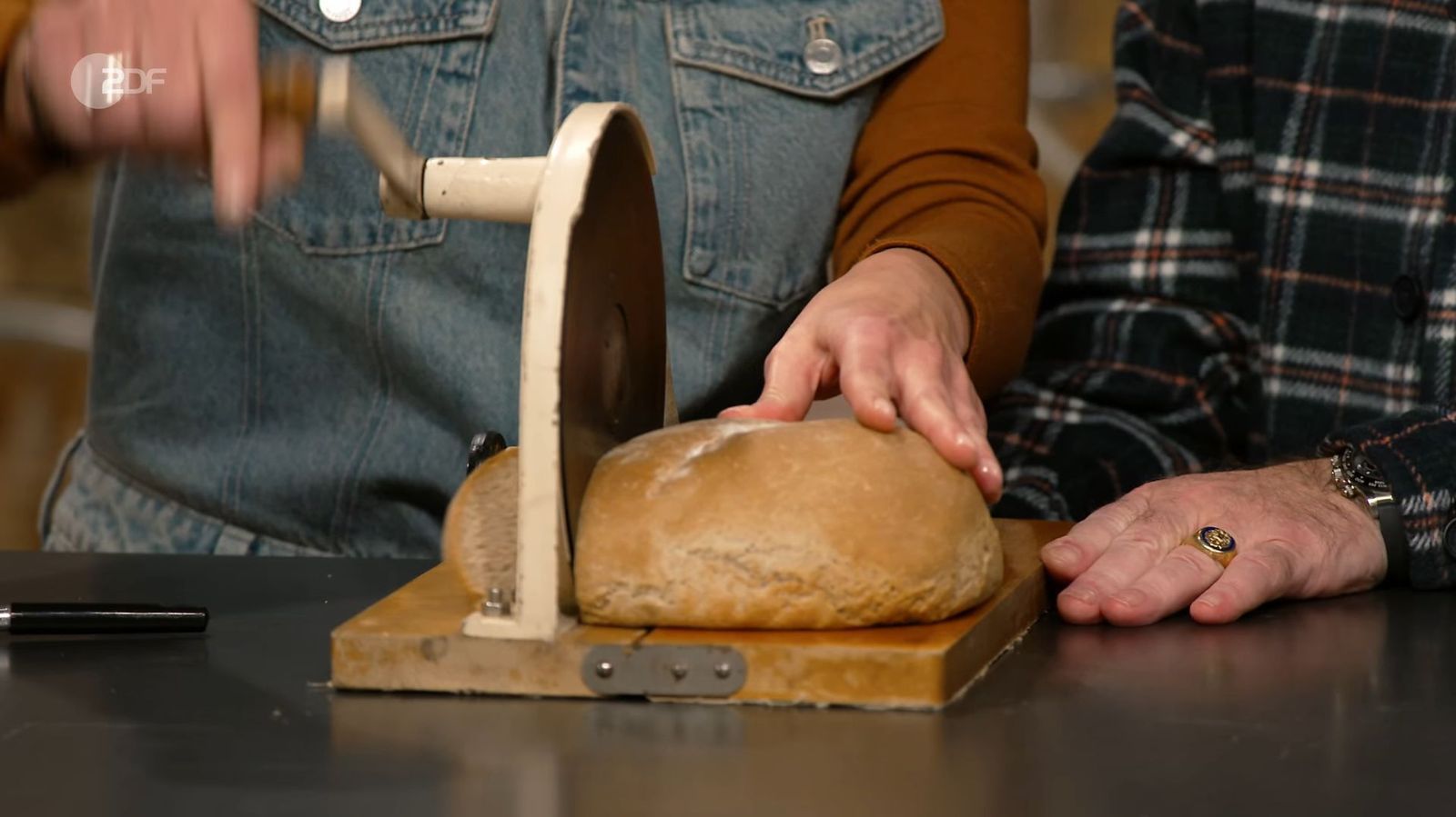 Auch die Brotschneidemaschine von Zassenhaus aus den 1930er- bis 50er-Jahren mit einem Schätzwert von 100 bis 120 Euro löste Begeisterung aus. Sarah Schreiber kaufte die Maschine für 60 Euro für den Eigengebrauch.  (Bild: ZDF)