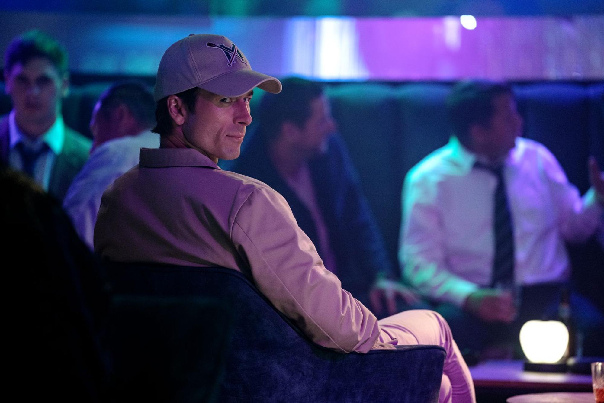 Wenn Blicke töten könnten: Becket Redfellow (Glen Powell) sind alle Mittel recht, um an das große Erbe seiner Familie zu kommen. (Bild: Ilze Kitshoff / STUDIOCANAL_SAS)