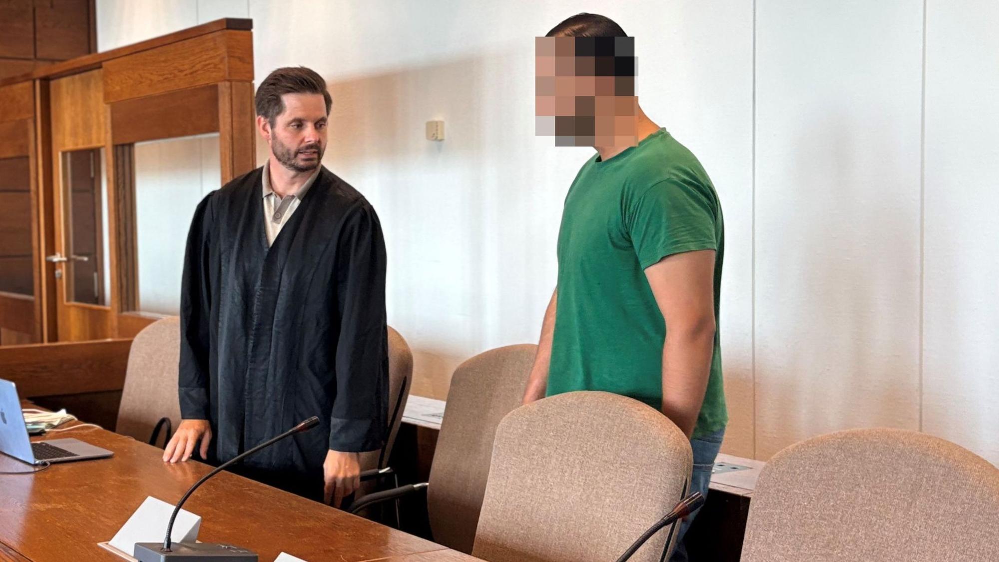 Der Angeklagte mit seinem Verteidiger Bernhard Scholz beim Prozessauftakt im Kölner Landgericht