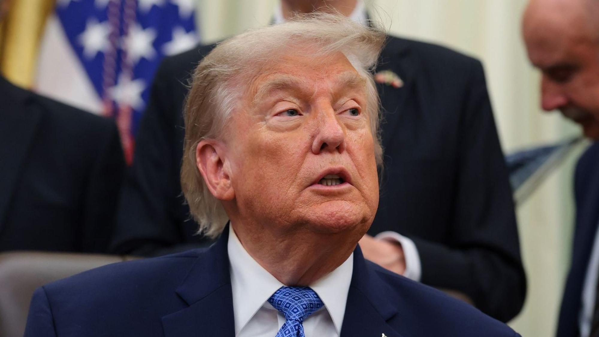 Donald Trump macht einmal mehr mit einem bizarren KI-Video von sich reden. (Bild: 2026 Getty Images/Anna Moneymaker)