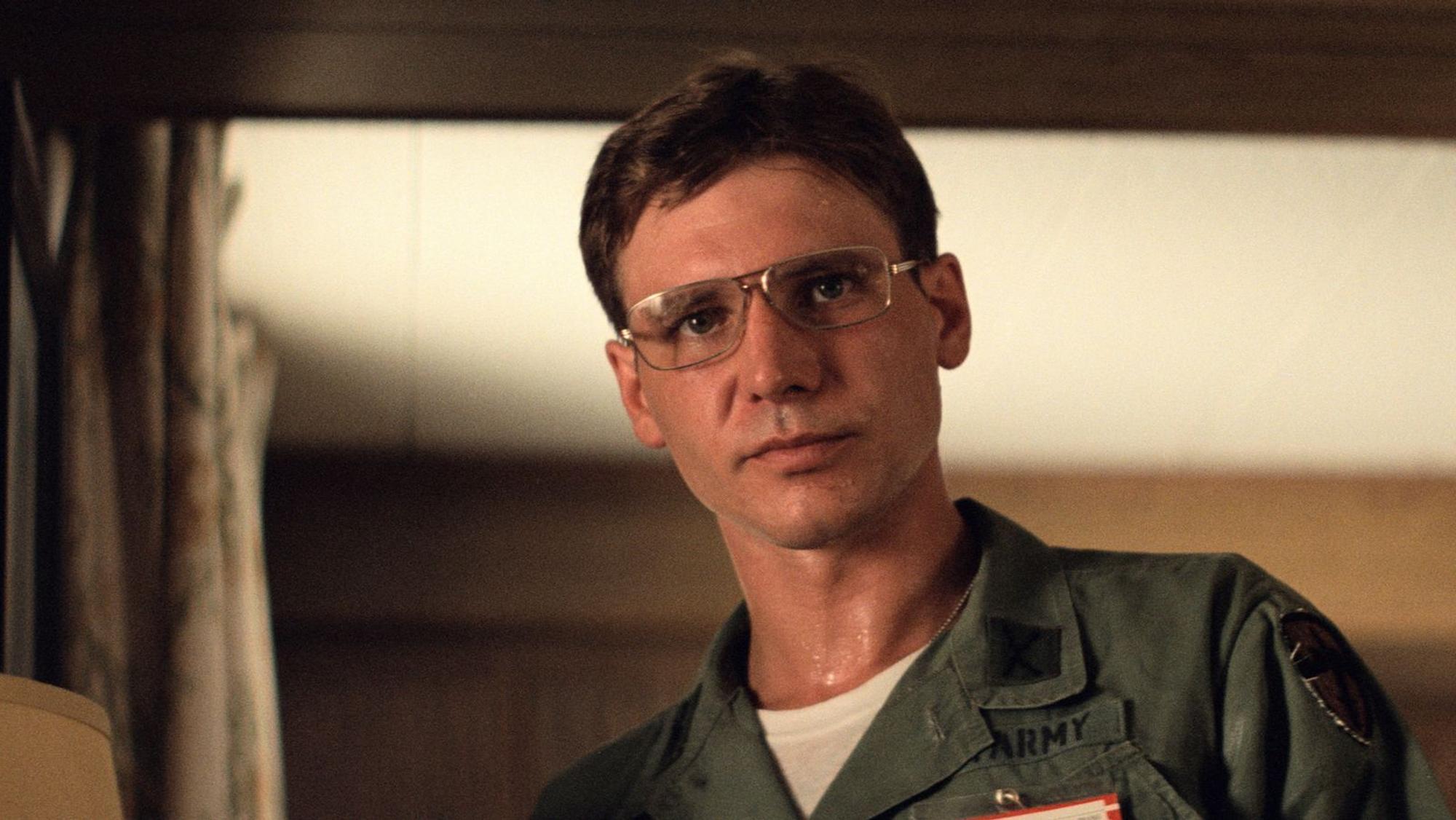 Colonel Lucas (Harrison Ford) betraut Willard mit einem geheimen Auftrag. (Bild: BVITV)