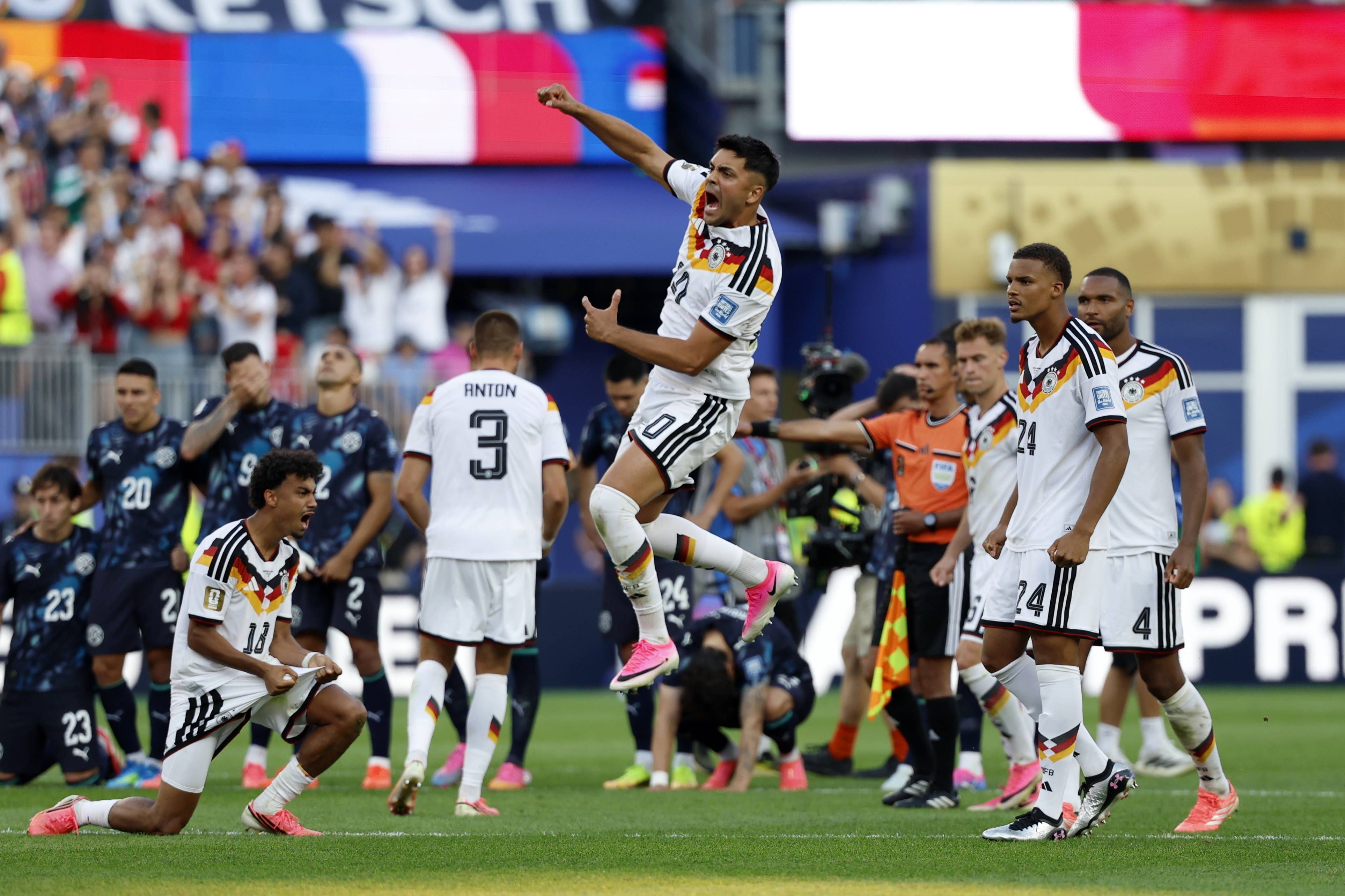 Nadiem Amiri jubelt mit Nationalspielern bei der WM.