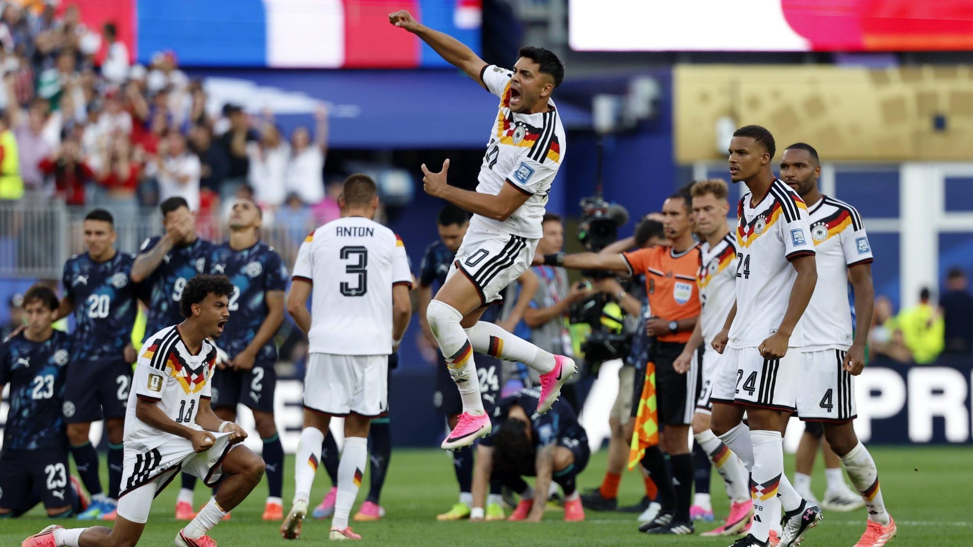 Nadiem Amiri jubelt mit Nationalspielern bei der WM.