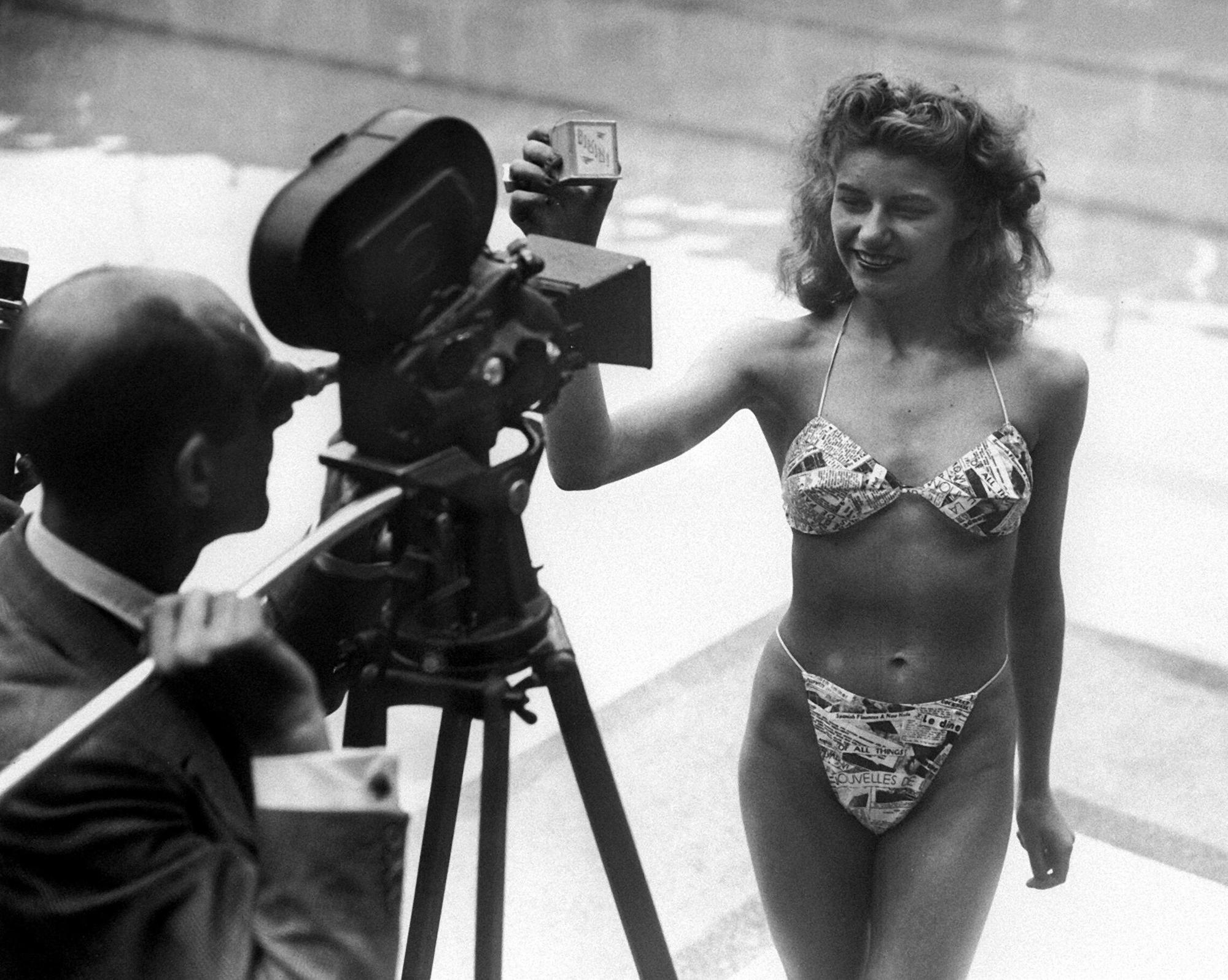 Micheline Bernardini, eine Nackttänzerin des Pariser Casinos, präsentiert am 5. Juli 1946 in einem Schwimmbad in Paris den ersten Bikini.