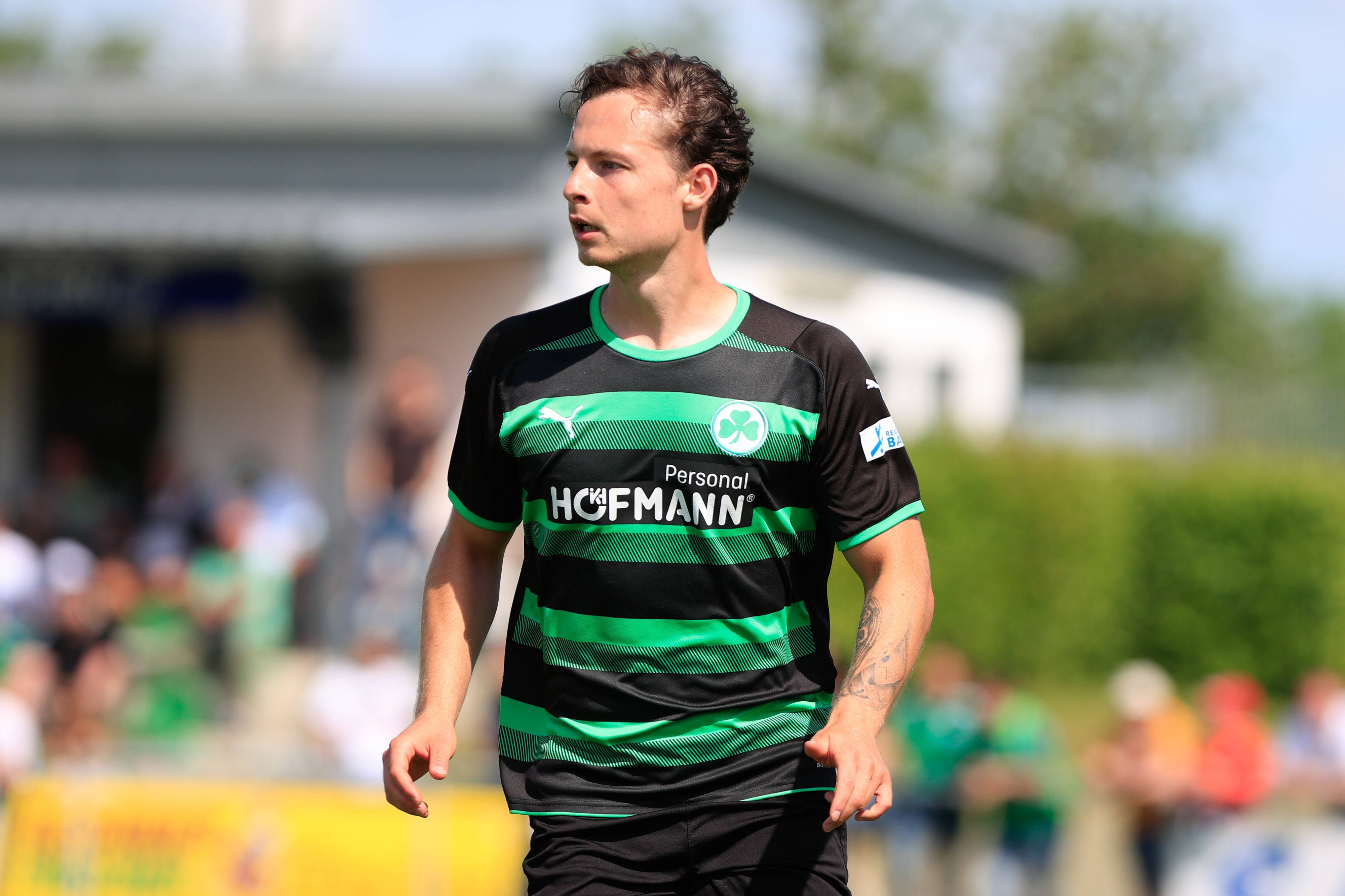 Luca Beckenbauer steht im Trikot von SpVgg Greuther Fürth II auf dem Platz.