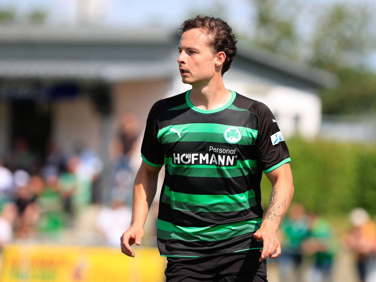 Luca Beckenbauer steht im Trikot von SpVgg Greuther Fürth II auf dem Platz.