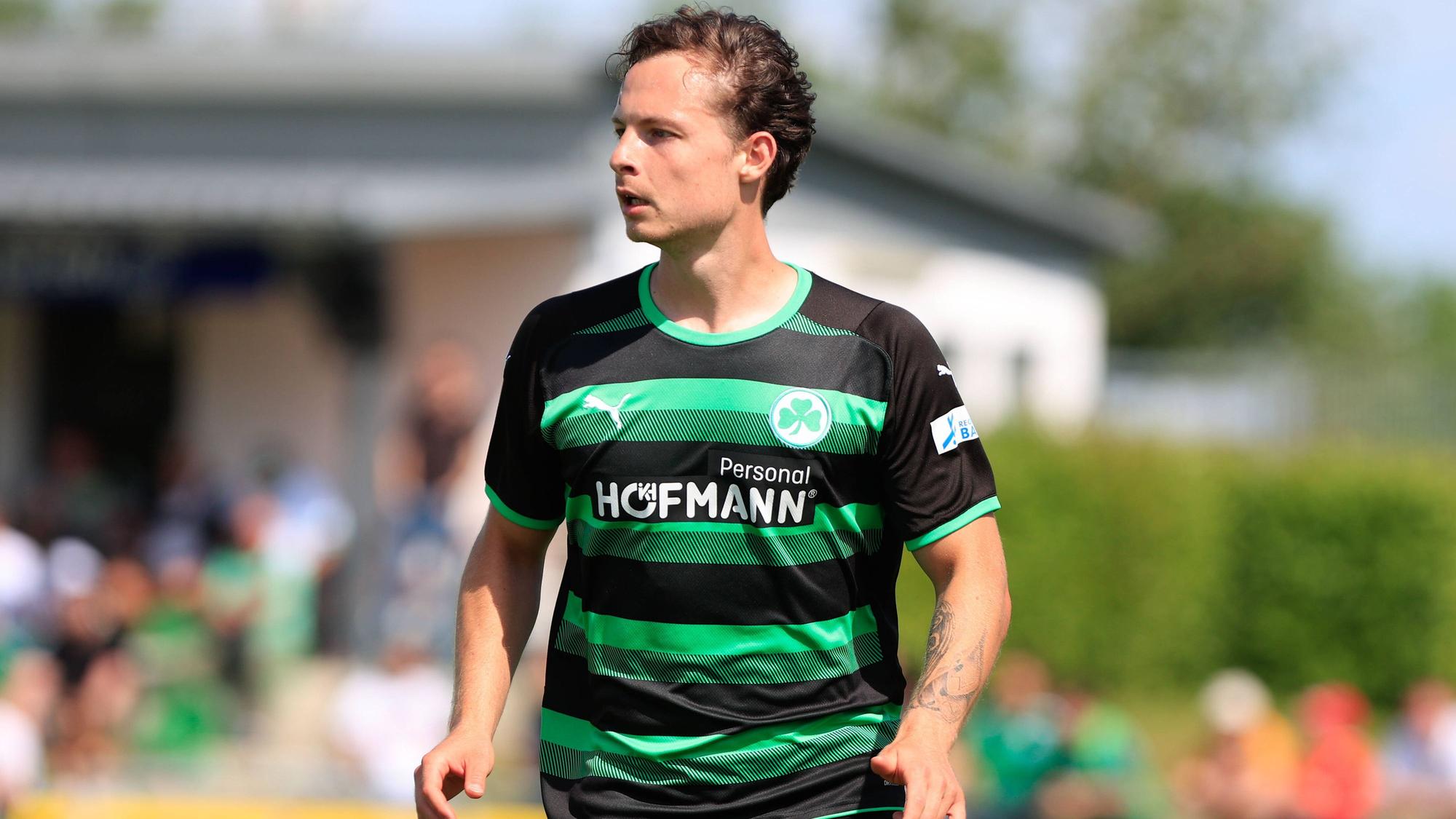 Luca Beckenbauer steht im Trikot von SpVgg Greuther Fürth II auf dem Platz.