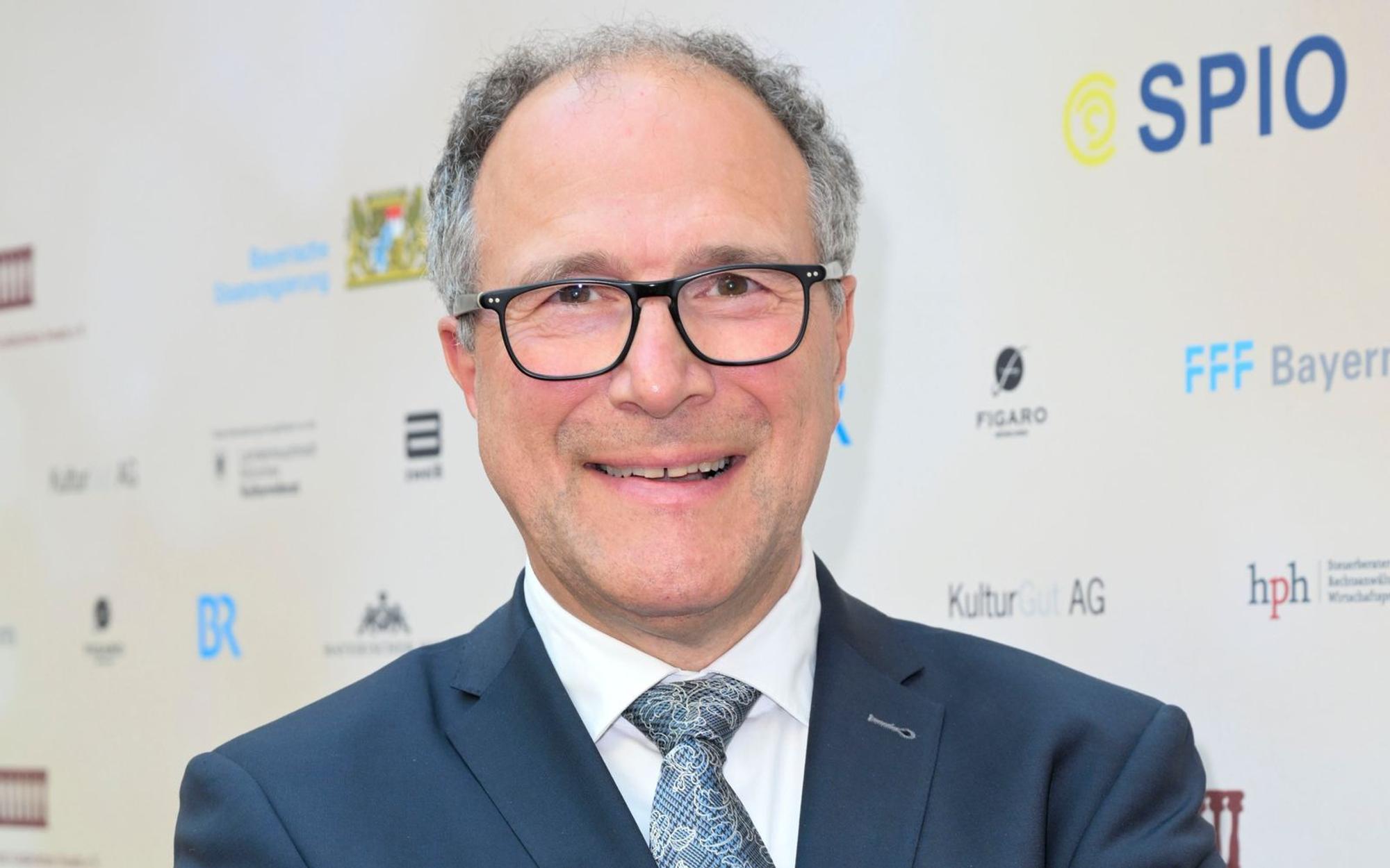 Lieber Gerichtssaal als Plenarsaal? Alexander Hold, derzeit Vizepräsident des Bayerischen Landtags, kehrt als „Richter Alexander Hold“ 2027 ins Fernsehen zurück. (Bild: 2025 Getty Images/Hannes Magerstaedt)