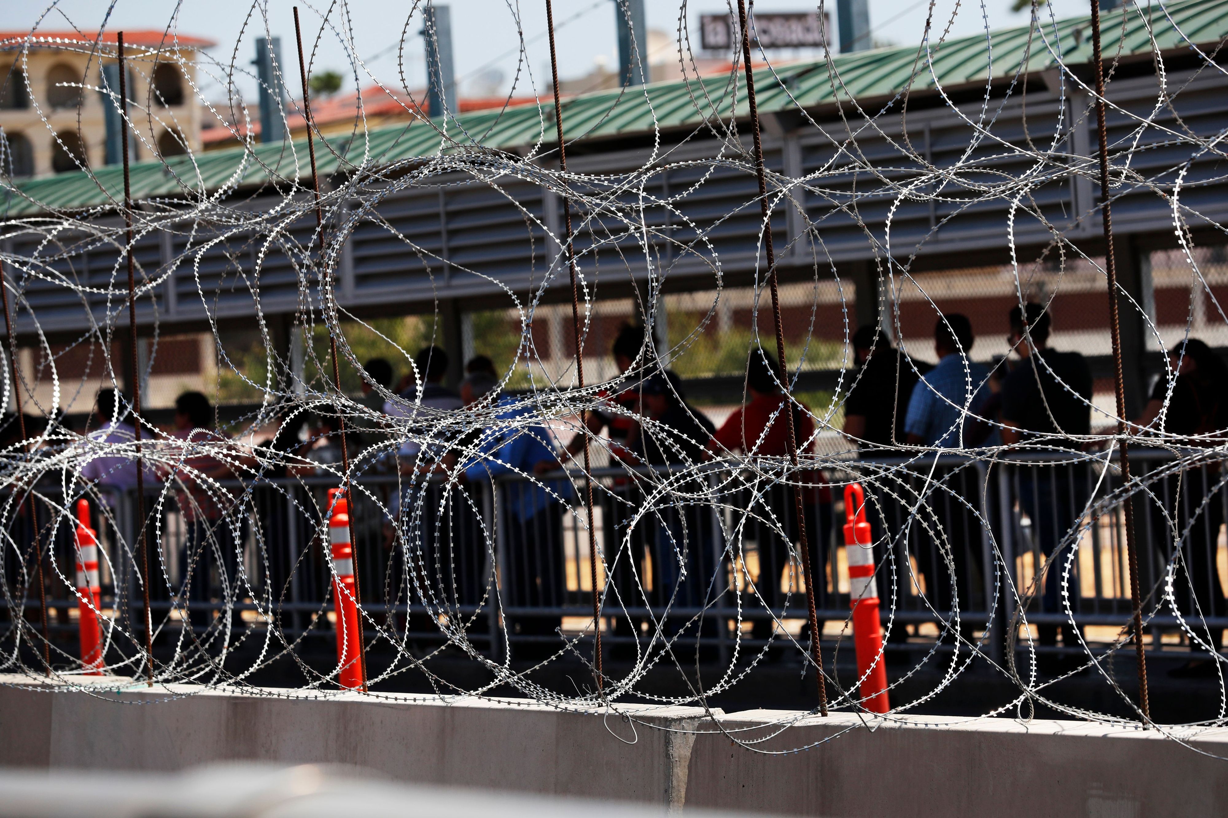 Menschen stehen auf einer Brücke in Nueva Laredo, um die Grenze zu den USA zu überschreiten. Der Deutsche soll nach US-Angaben versucht haben, ohne gültige Papiere in die USA einzureisen. (Archivfoto)