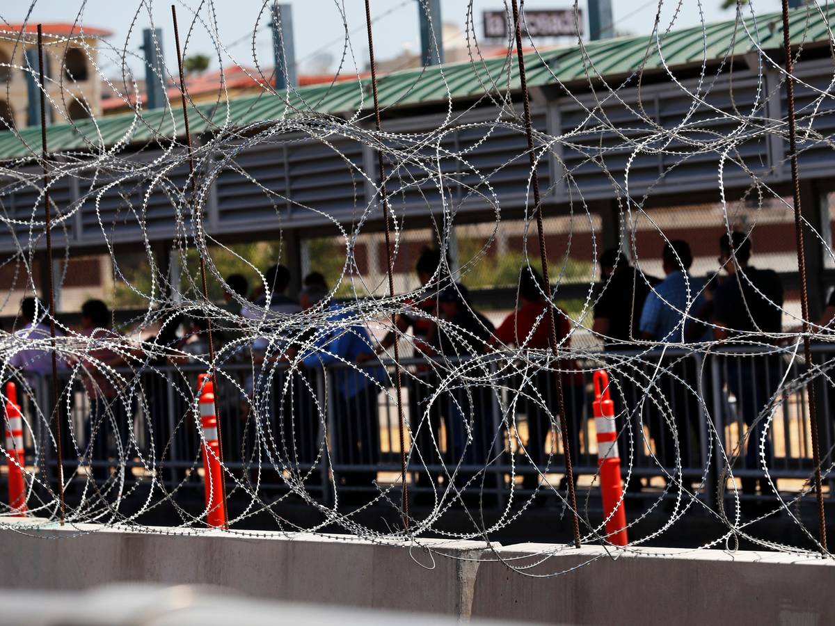 Menschen stehen auf einer Brücke in Nueva Laredo, um die Grenze zu den USA zu überschreiten. Der Deutsche soll nach US-Angaben versucht haben, ohne gültige Papiere in die USA einzureisen. (Archivfoto)