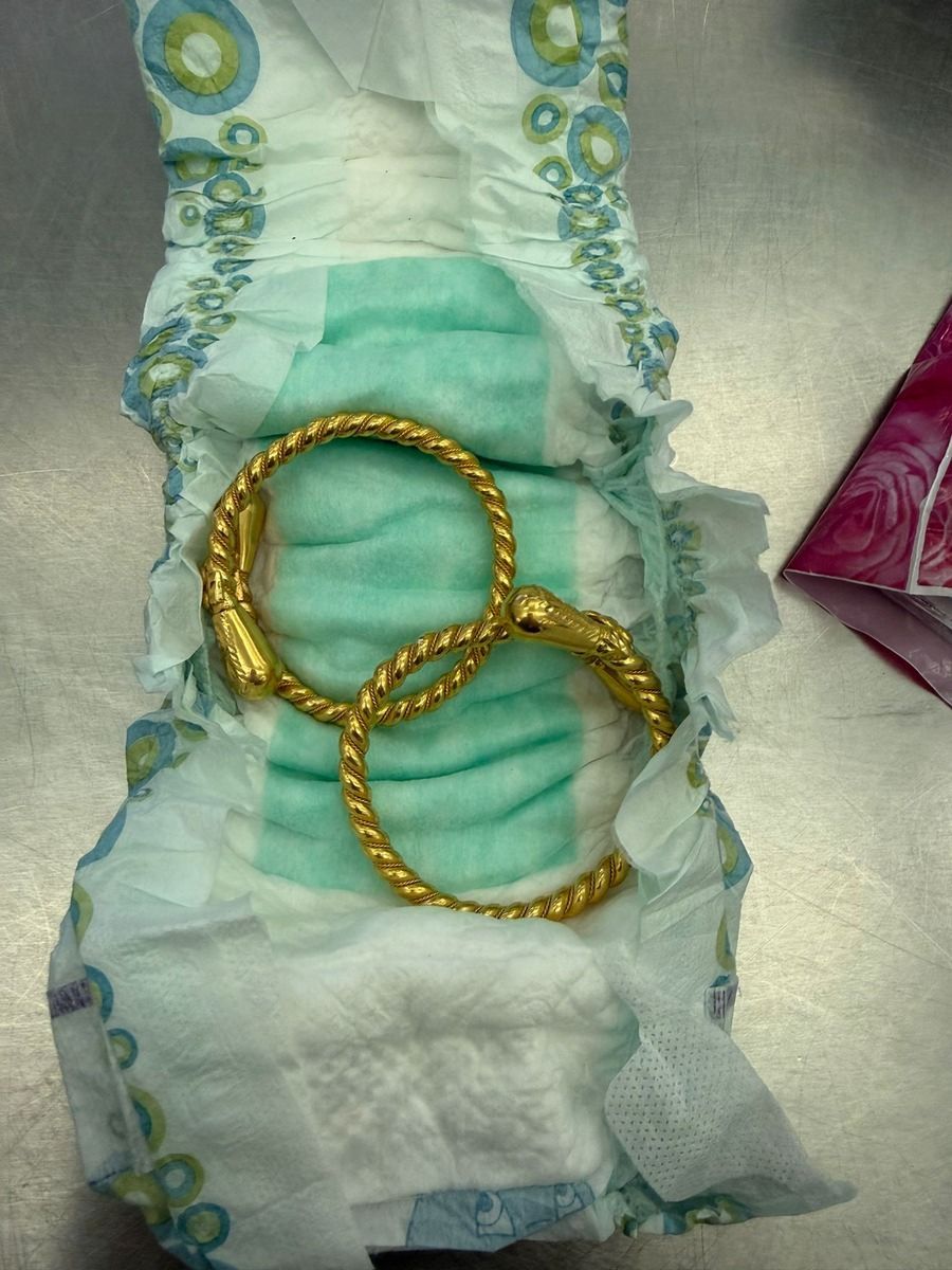 Goldschmuck im Wert von rund 20.000 Euro wurde in Babywindeln entdeckt.