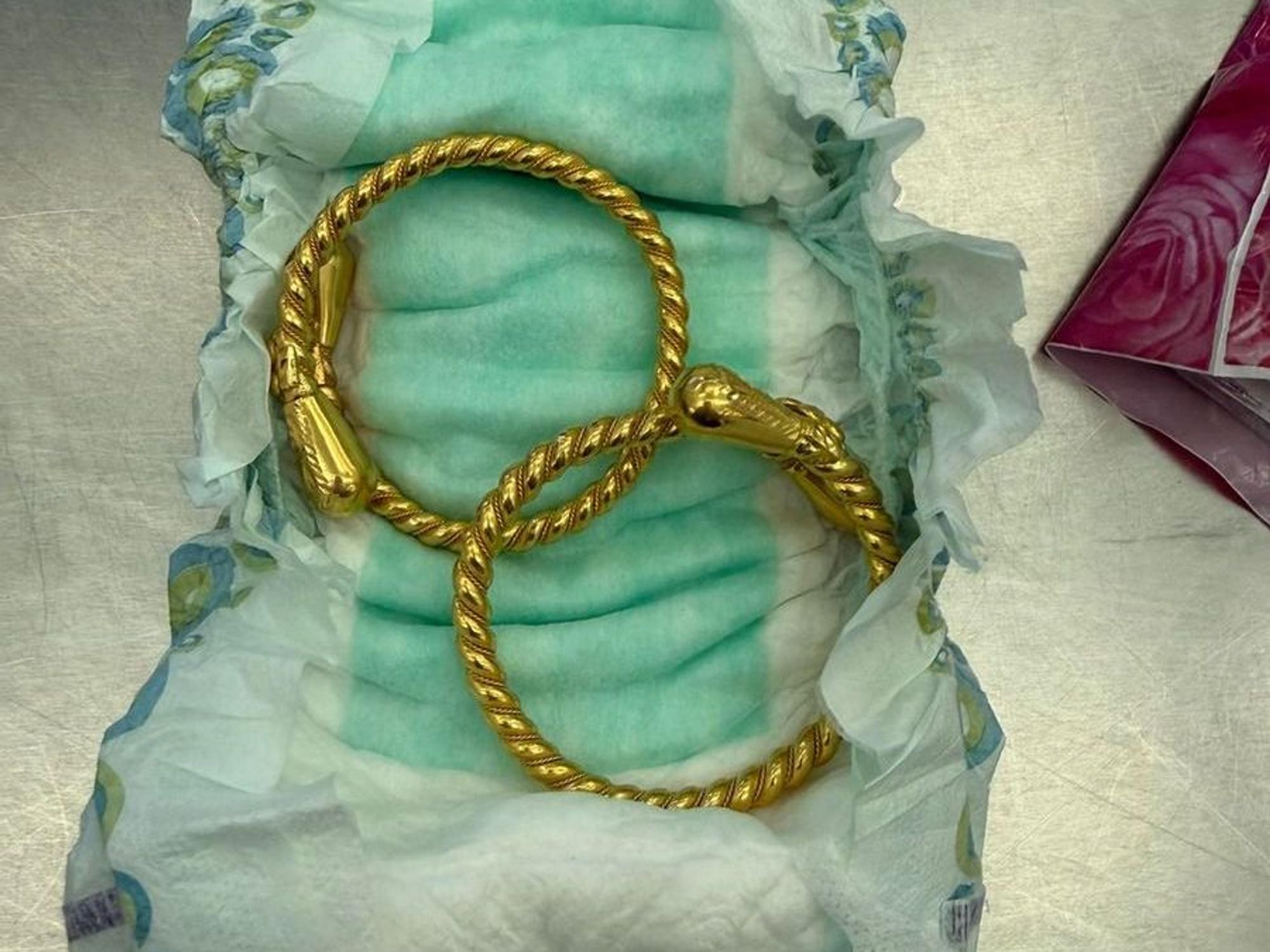 Goldschmuck im Wert von rund 20.000 Euro wurde in Babywindeln entdeckt.